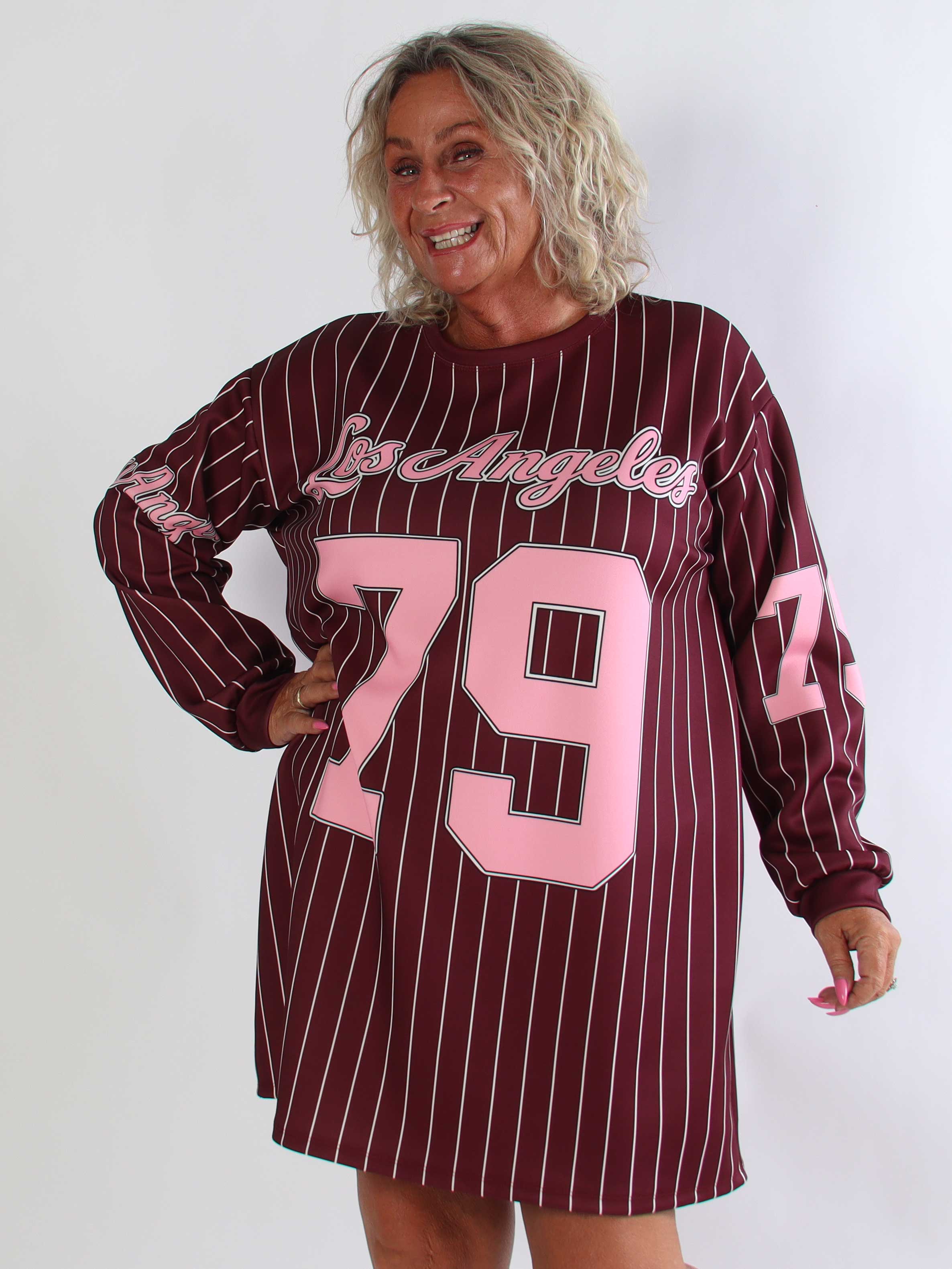 Andrea Long Sleeve - Plus size kjole i viskoseblanding med sporty baseball-inspireret design
