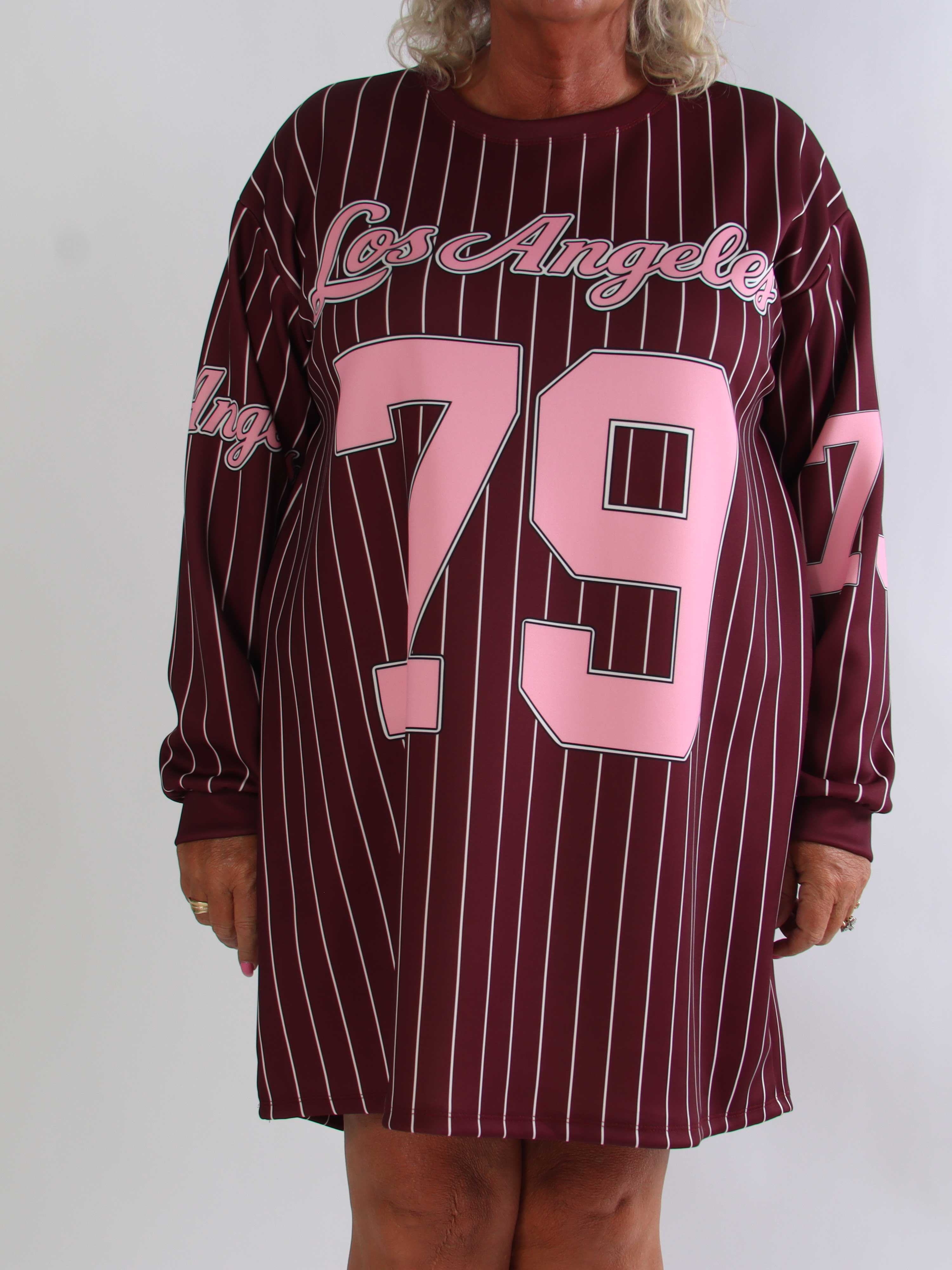 Andrea Long Sleeve - Plus size kjole i viskoseblanding med sporty baseball-inspireret design