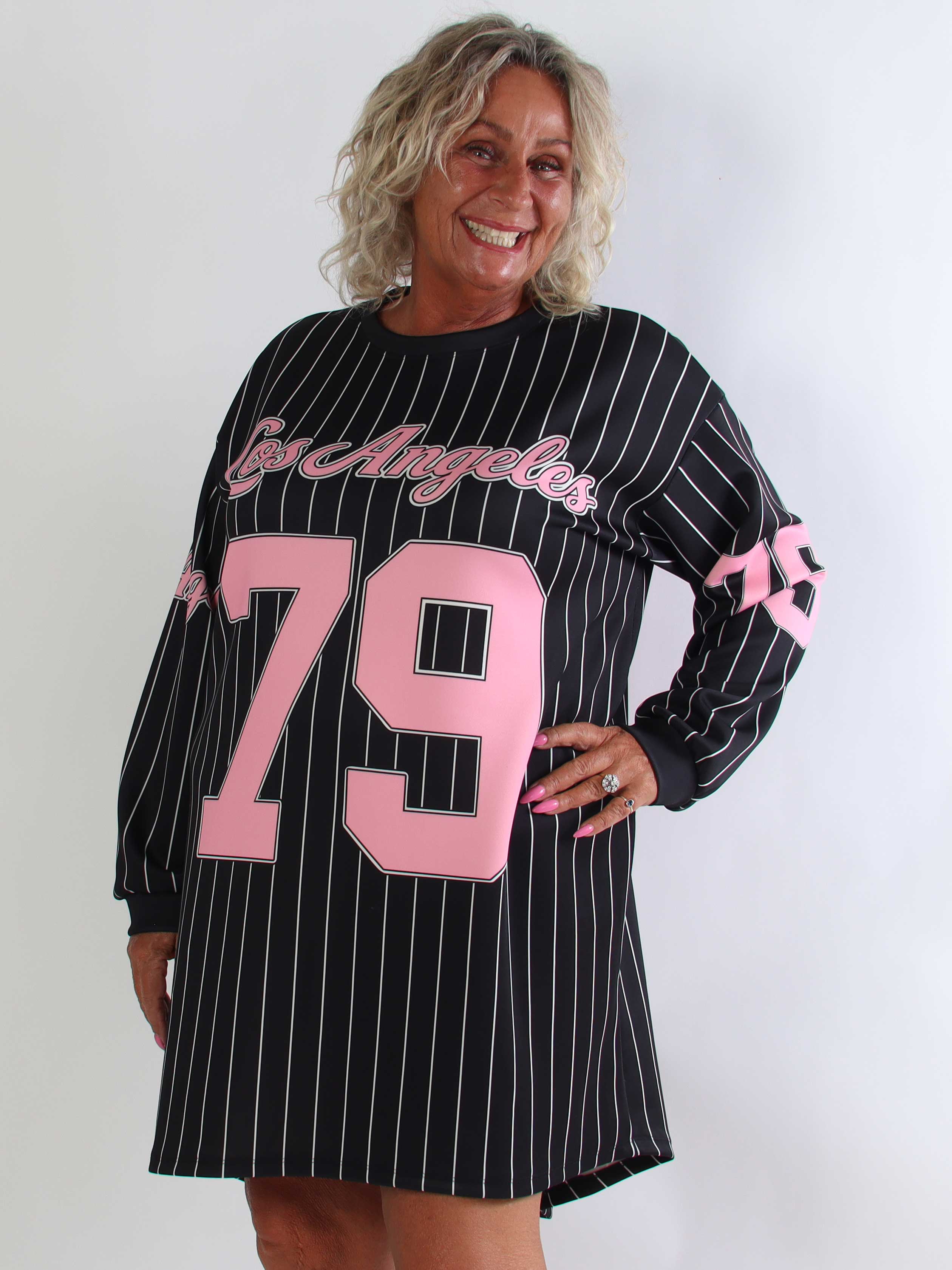Andrea Long Sleeve - Plus size kjole i viskoseblanding med sporty baseball-inspireret design