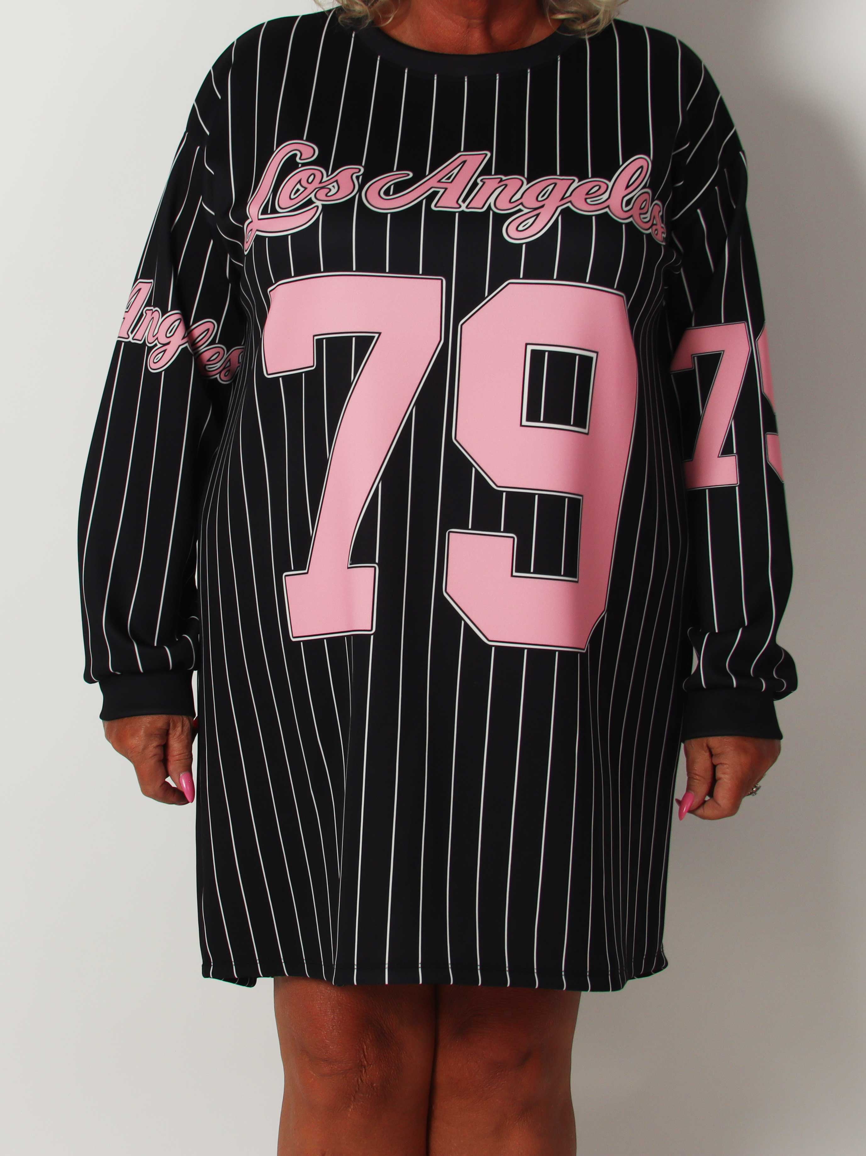 Andrea Long Sleeve - Plus size kjole i viskoseblanding med sporty baseball-inspireret design
