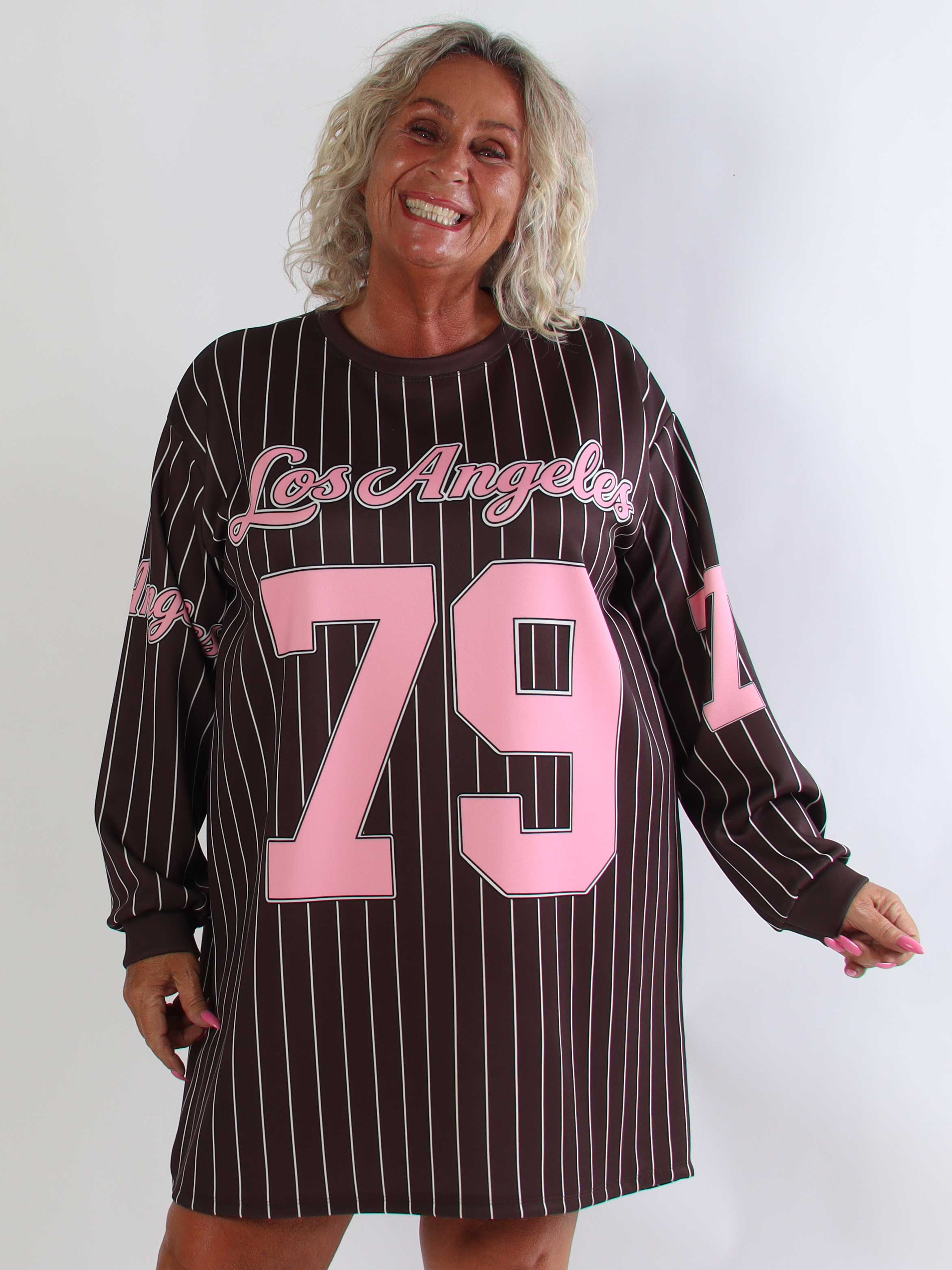 Andrea Long Sleeve - Plus size kjole i viskoseblanding med sporty baseball-inspireret design