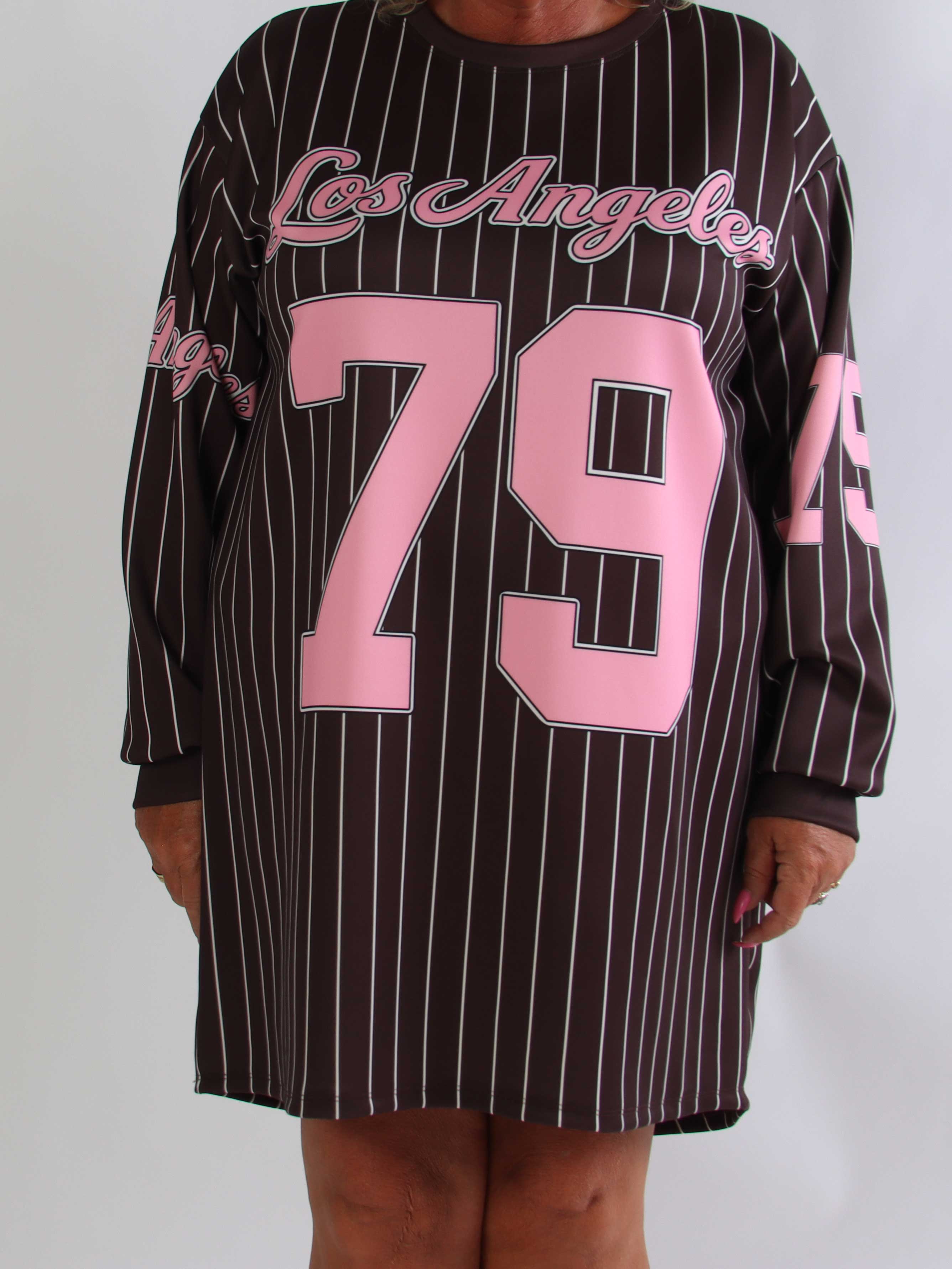 Andrea Long Sleeve - Plus size kjole i viskoseblanding med sporty baseball-inspireret design