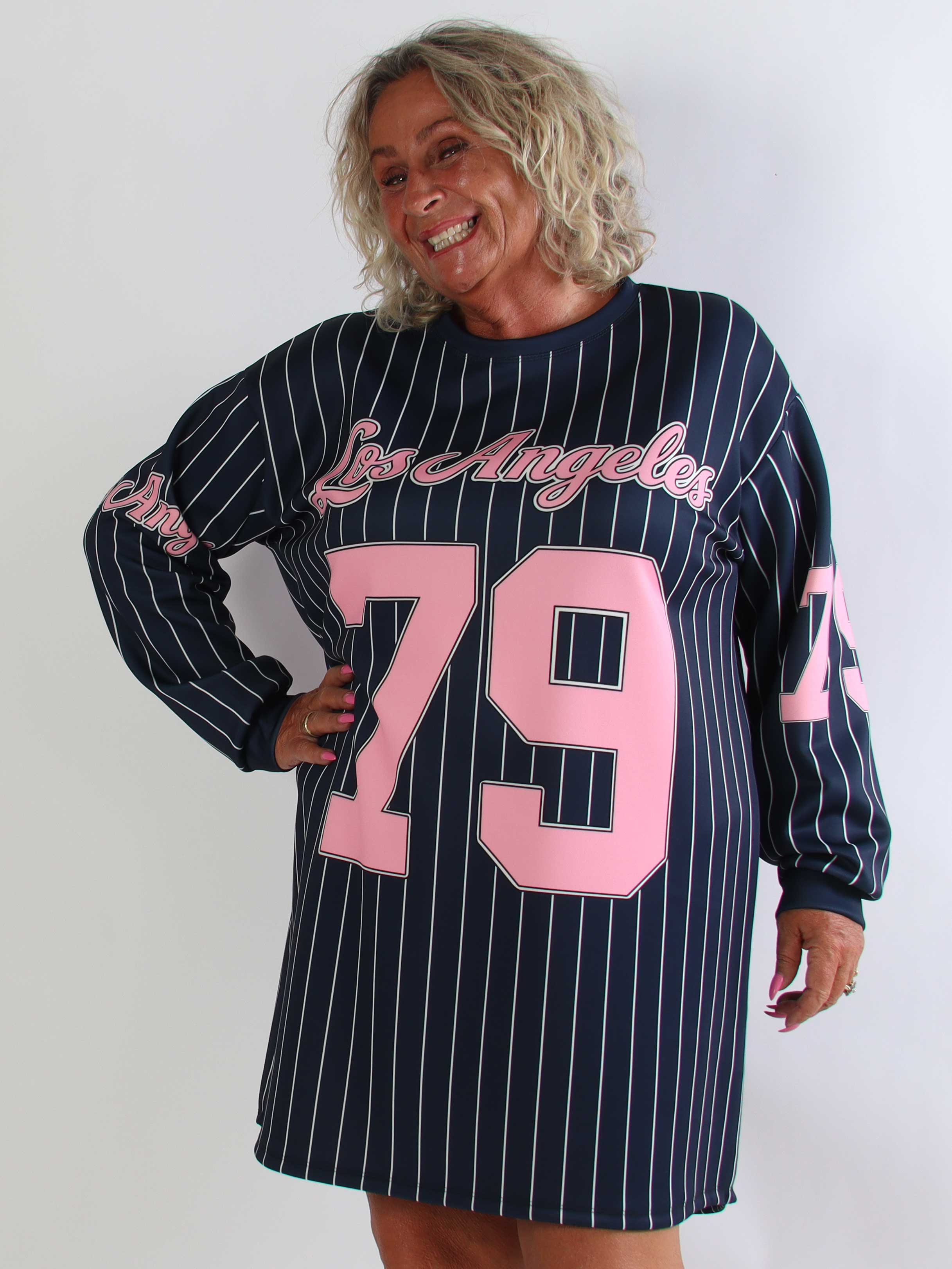 Andrea Long Sleeve - Plus size kjole i viskoseblanding med sporty baseball-inspireret design
