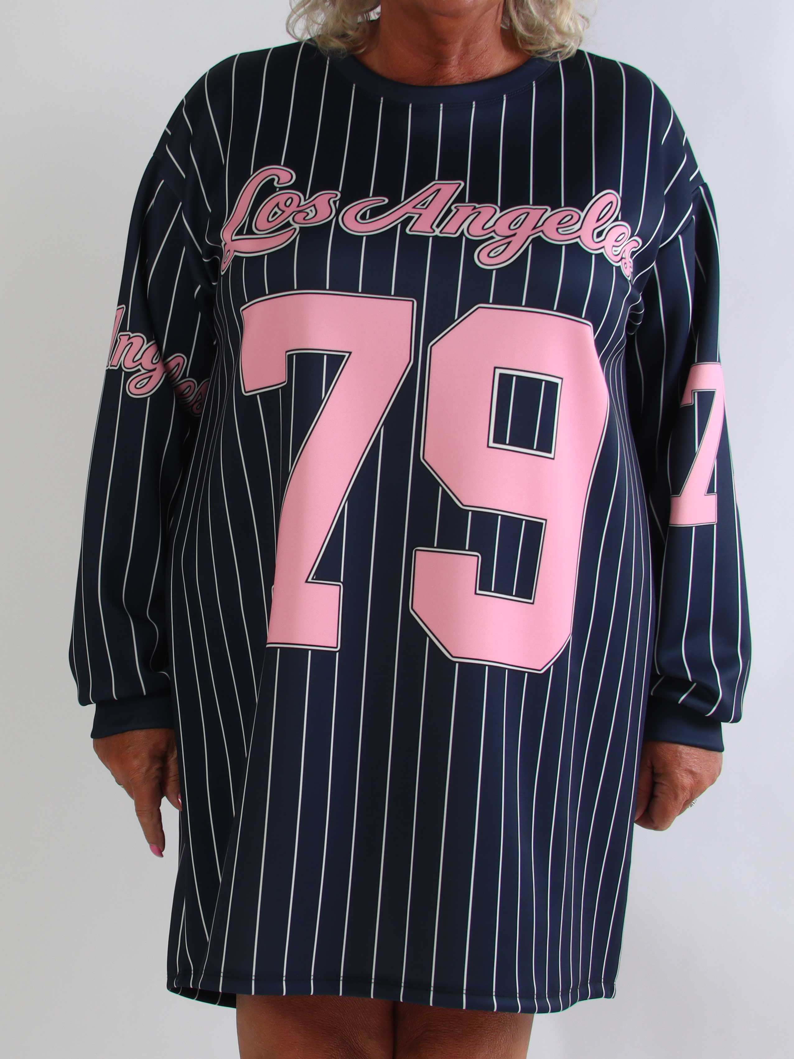 Andrea Long Sleeve - Plus size kjole i viskoseblanding med sporty baseball-inspireret design