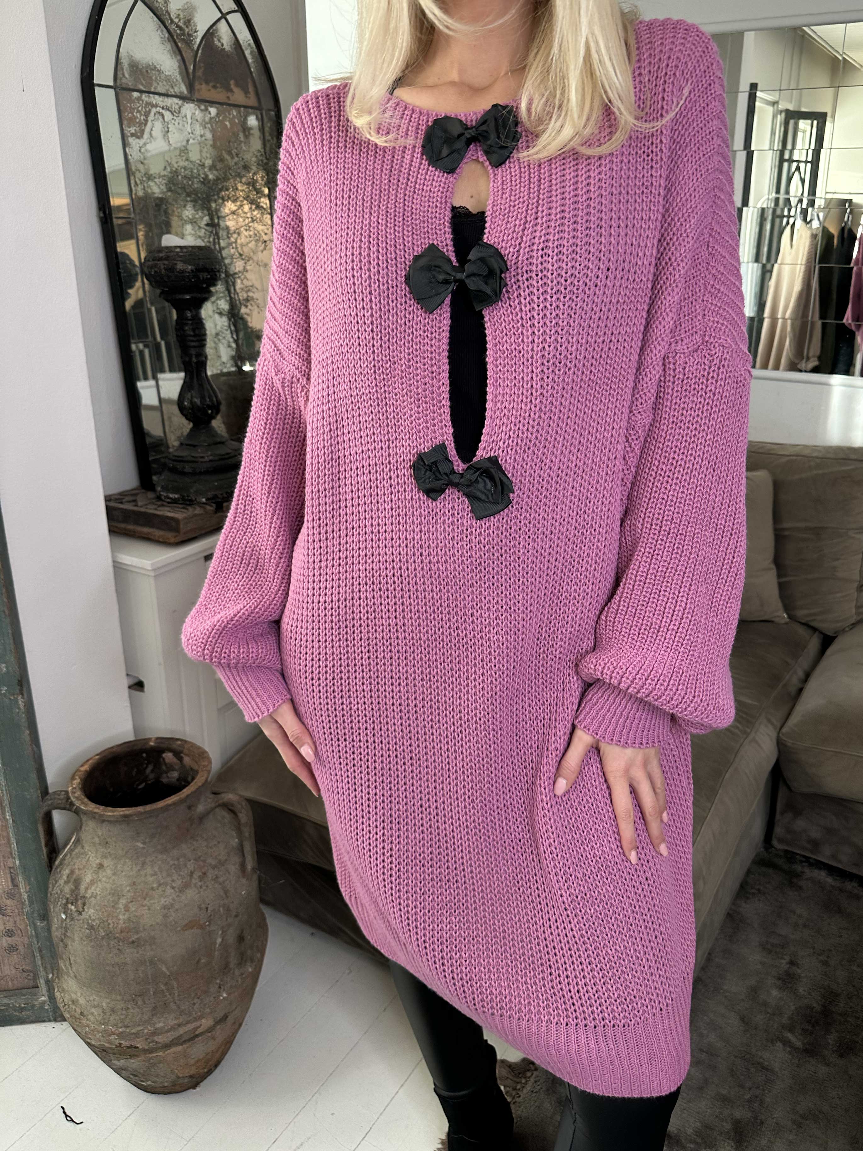 Diana - Fin strikkjole med ballonærmer og sløjfer