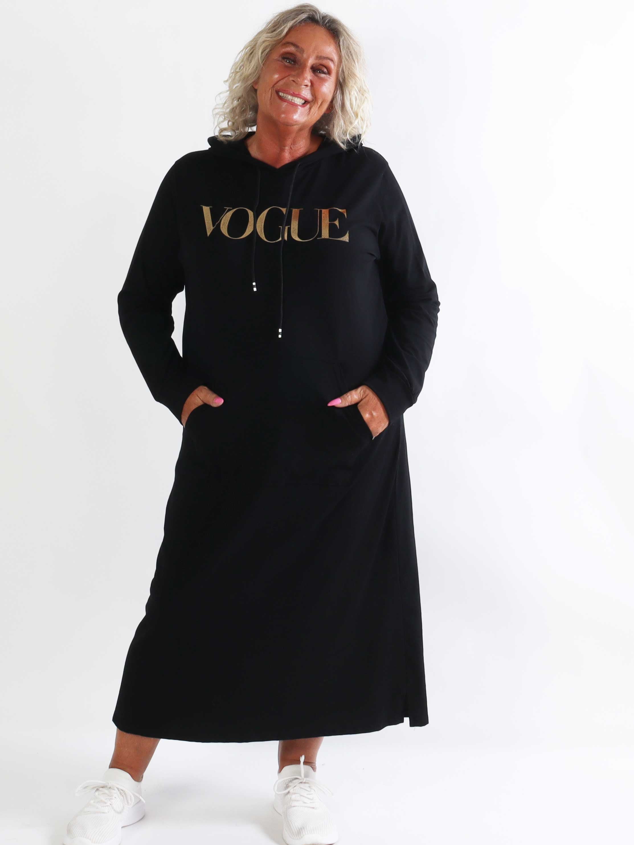 Violet - Lang plus size hoodiekjole i blød bomuld med VOGUE i flot guldprint