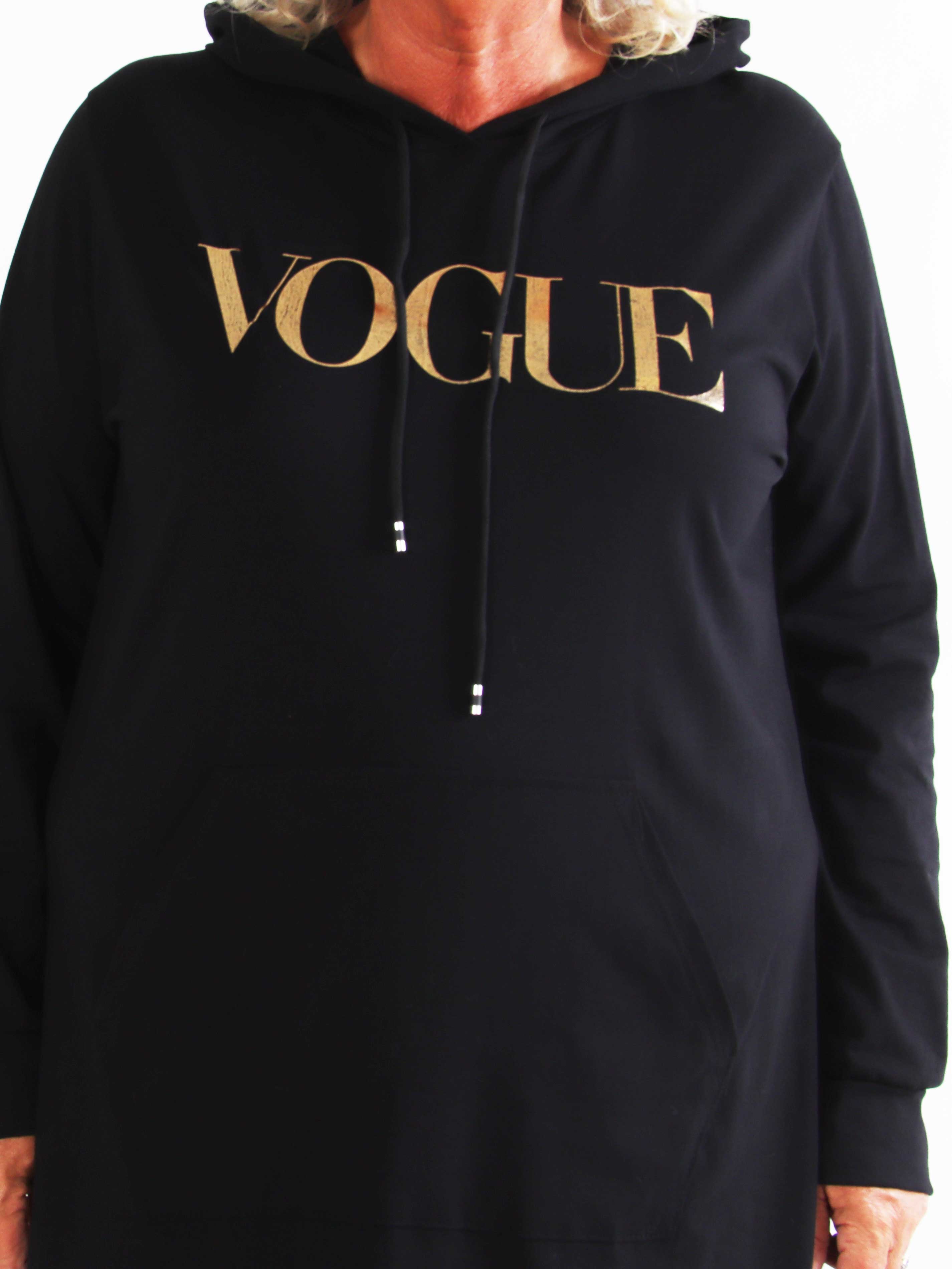 Violet - Lang plus size hoodiekjole i blød bomuld med VOGUE i flot guldprint