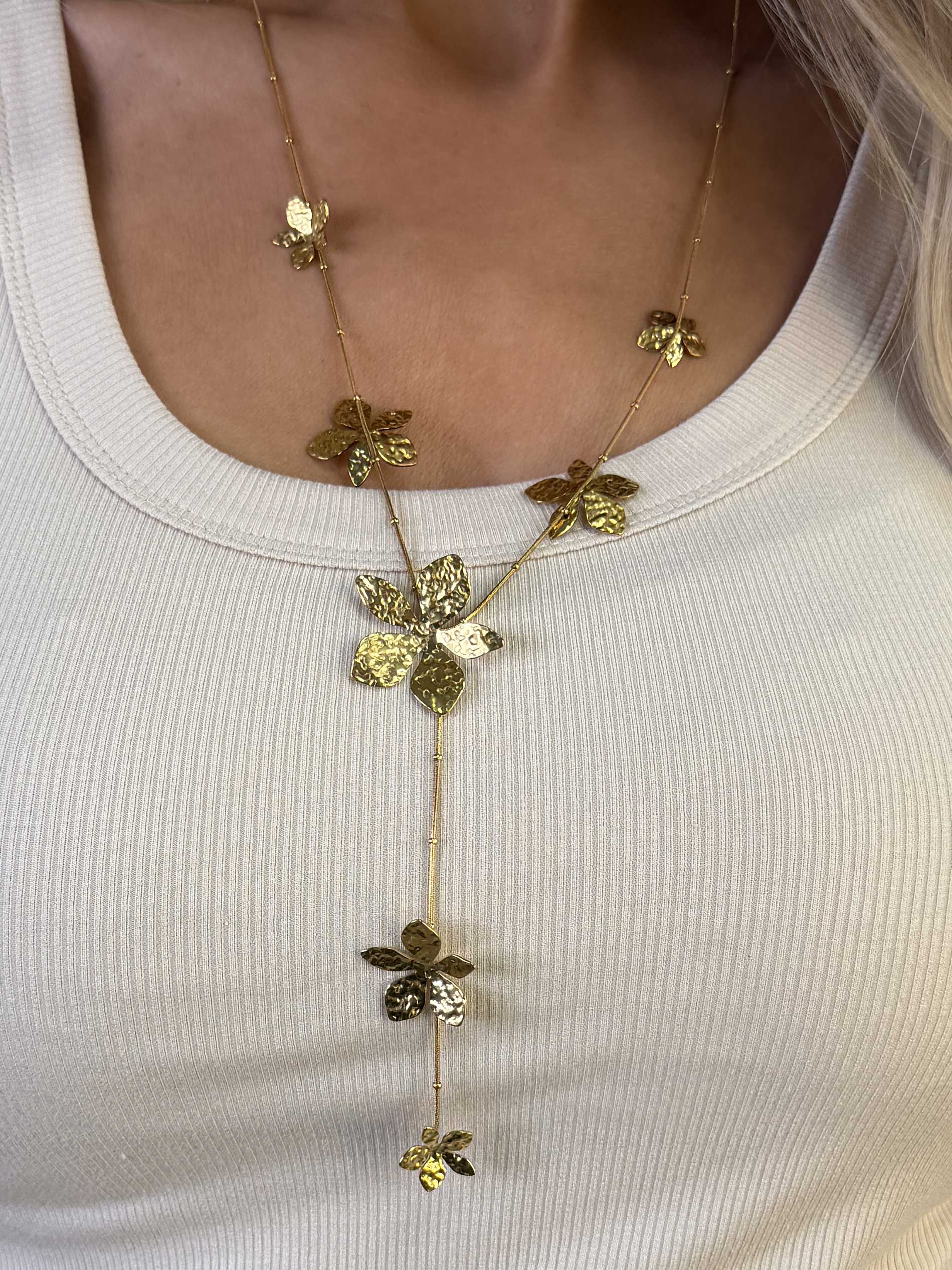 Soraya - Lang guld halskæde med blomstervedhæng