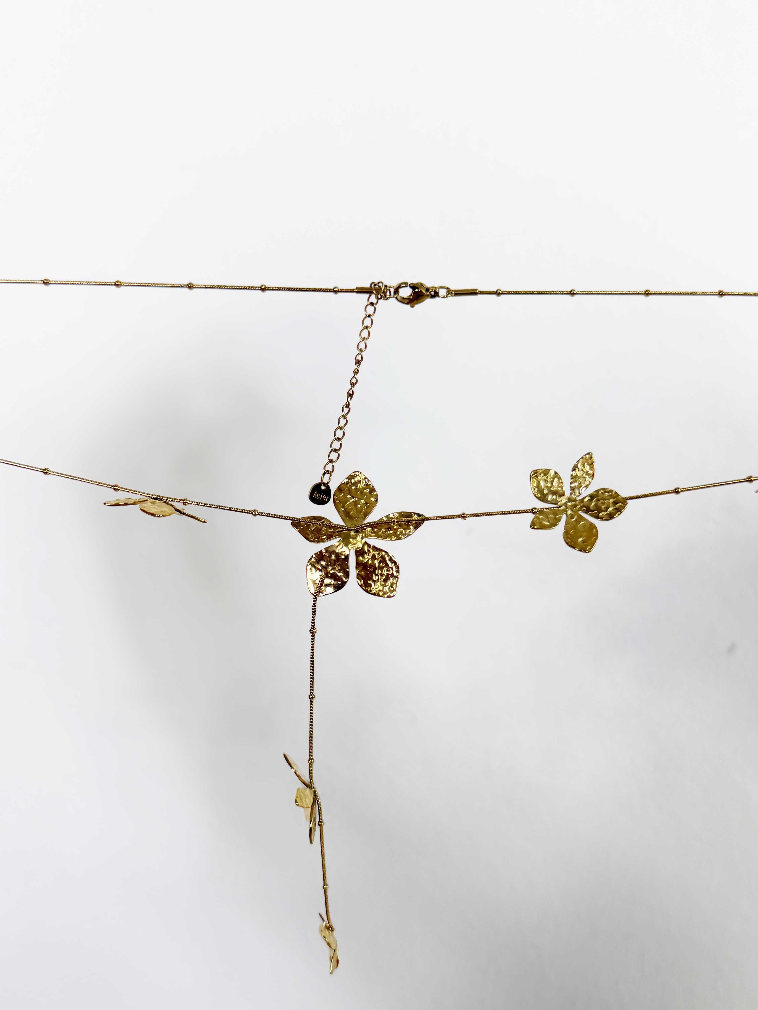 Soraya - Lang guld halskæde med blomstervedhæng