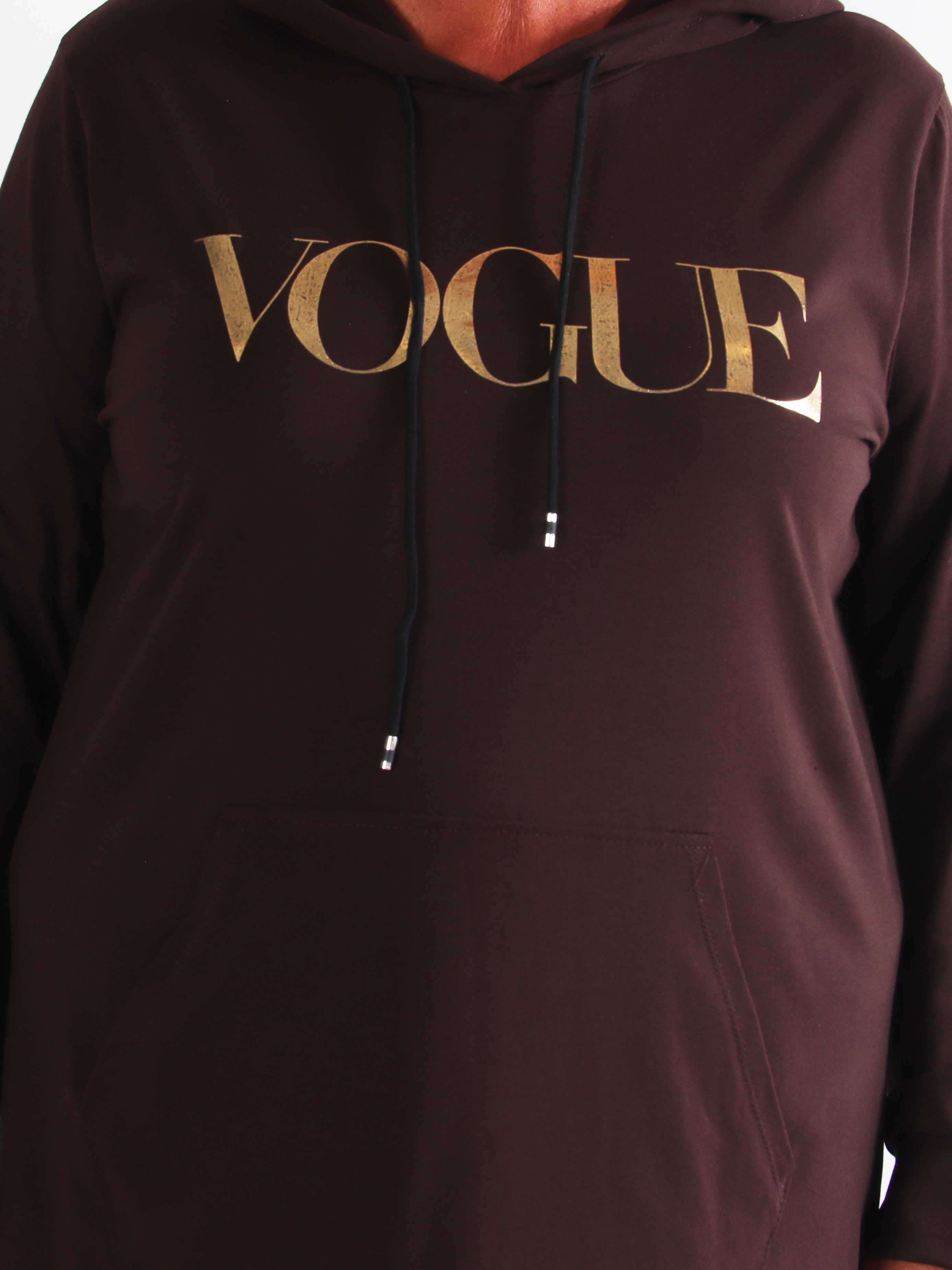 Violet - Lang plus size hoodiekjole i blød bomuld med VOGUE i flot guldprint