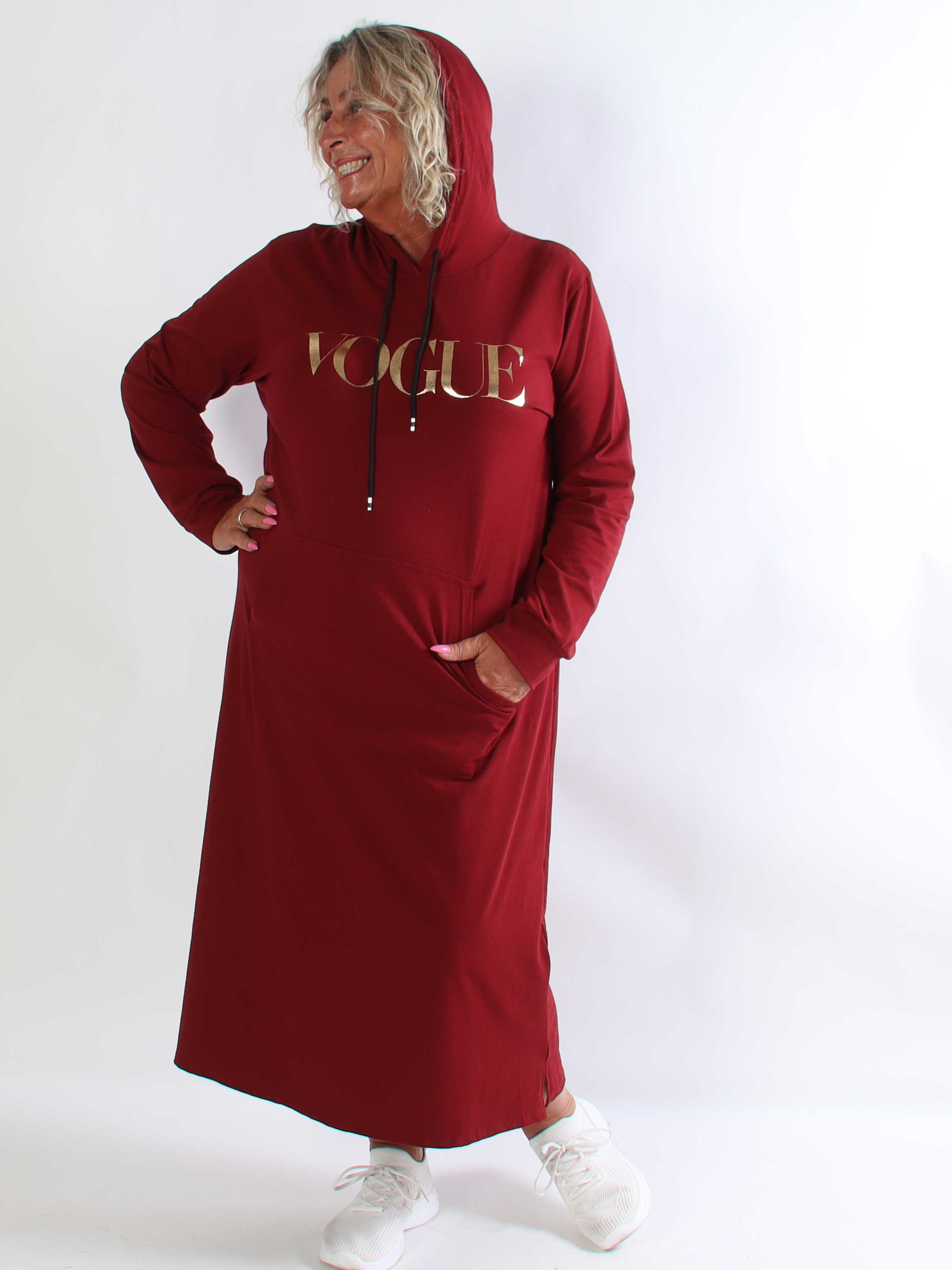 Violet - Lang plus size hoodiekjole i blød bomuld med VOGUE i flot guldprint