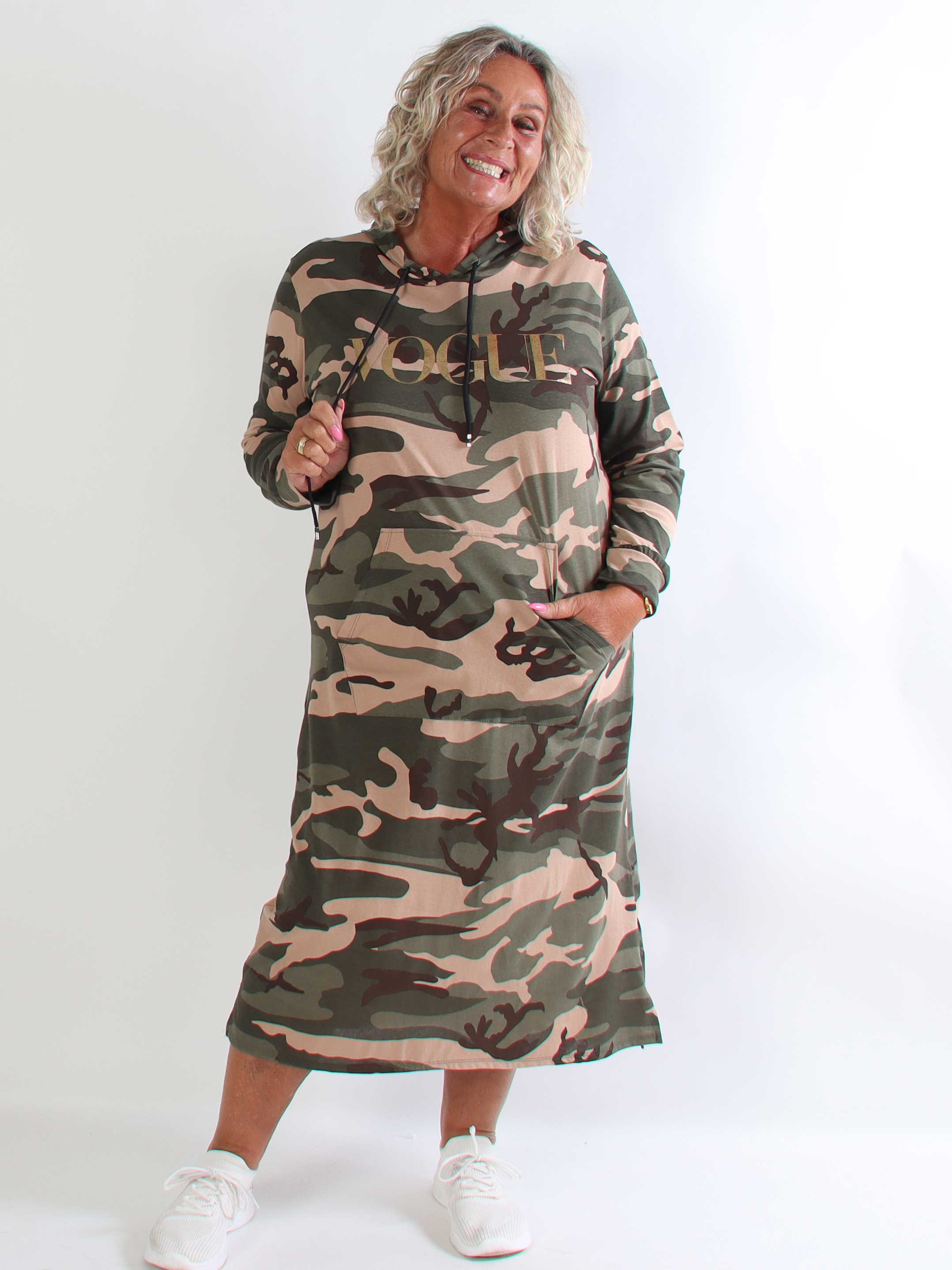 Violet - Lang plus size hoodiekjole i blød bomuld med VOGUE i flot guldprint