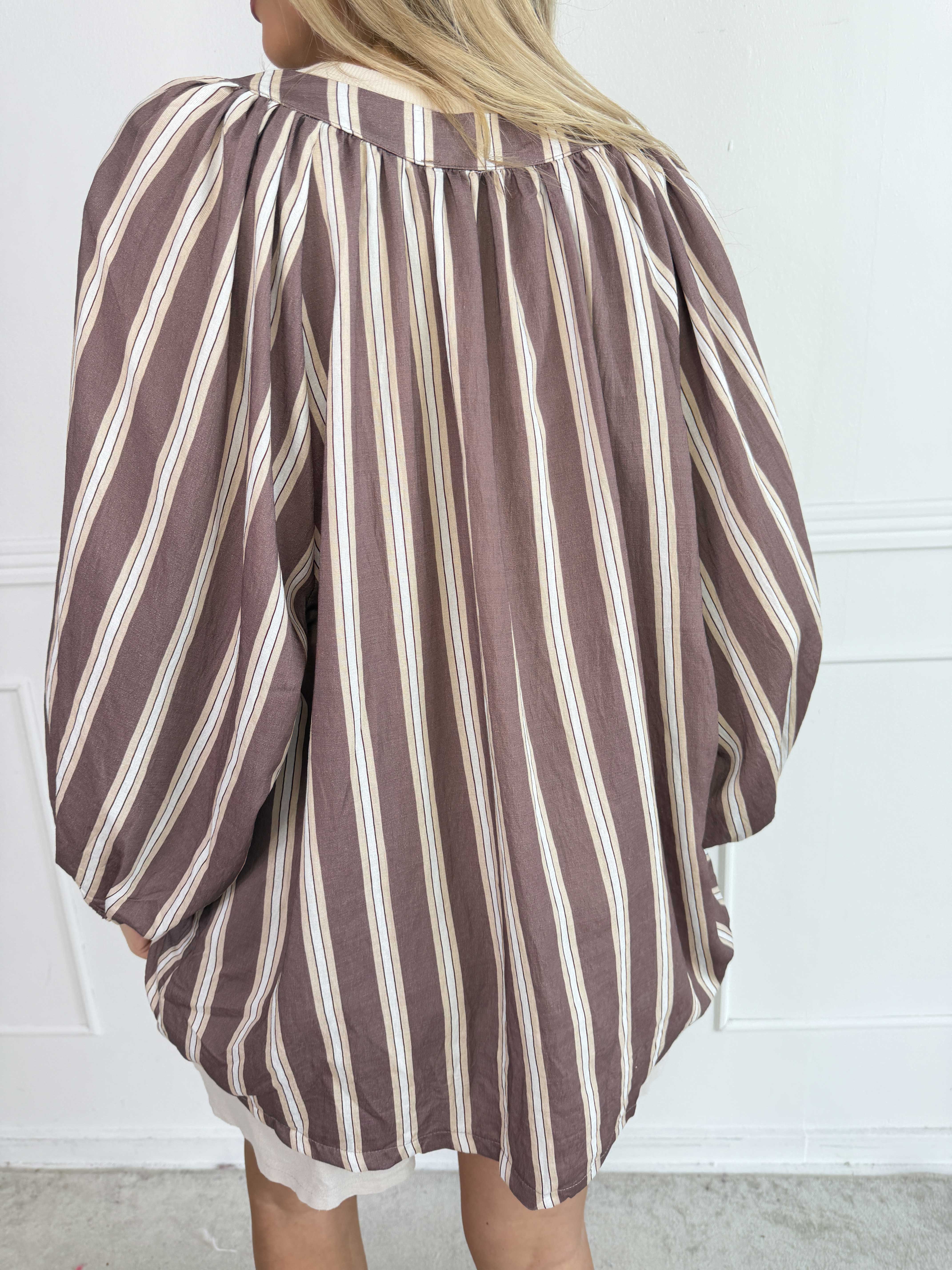 Amidala Shirt - Stribet plus size tunika i let viskoseblanding med smukke ballonærmer