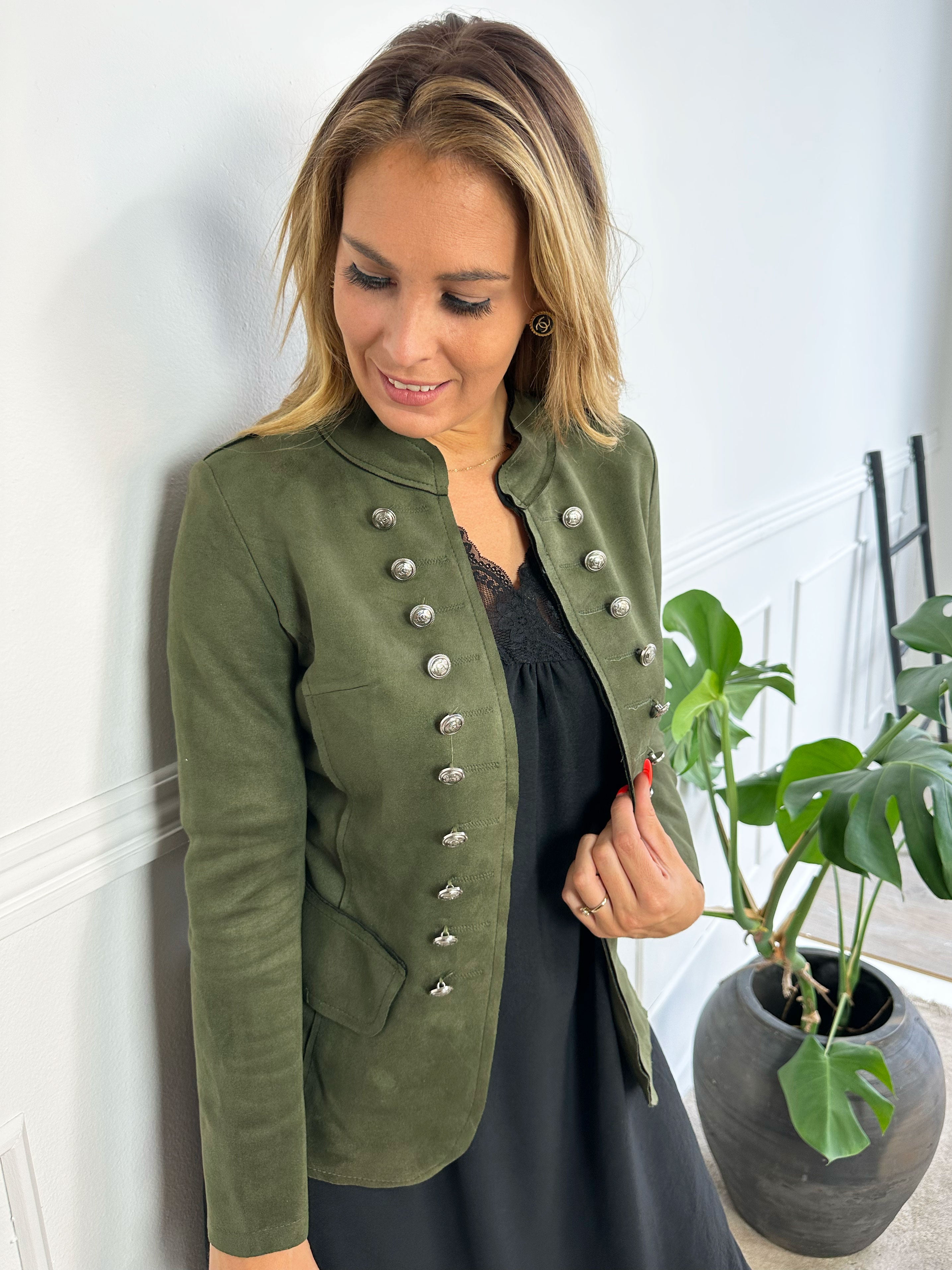 Larissa - Fin blazer i ruskindslook med knapper