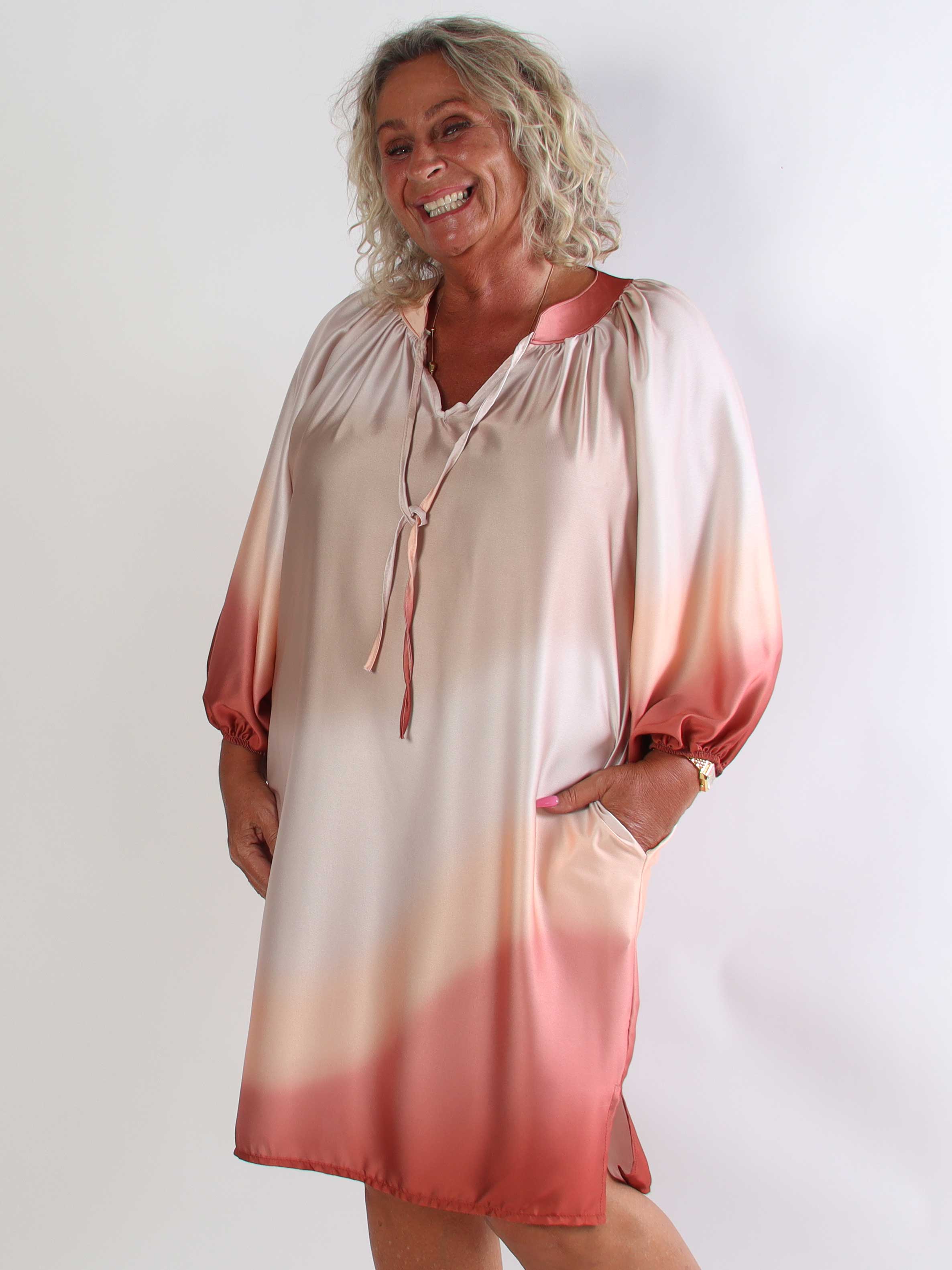 Amidala Batik - Elegant plus size tunikakjole i batikmønster med lommer
