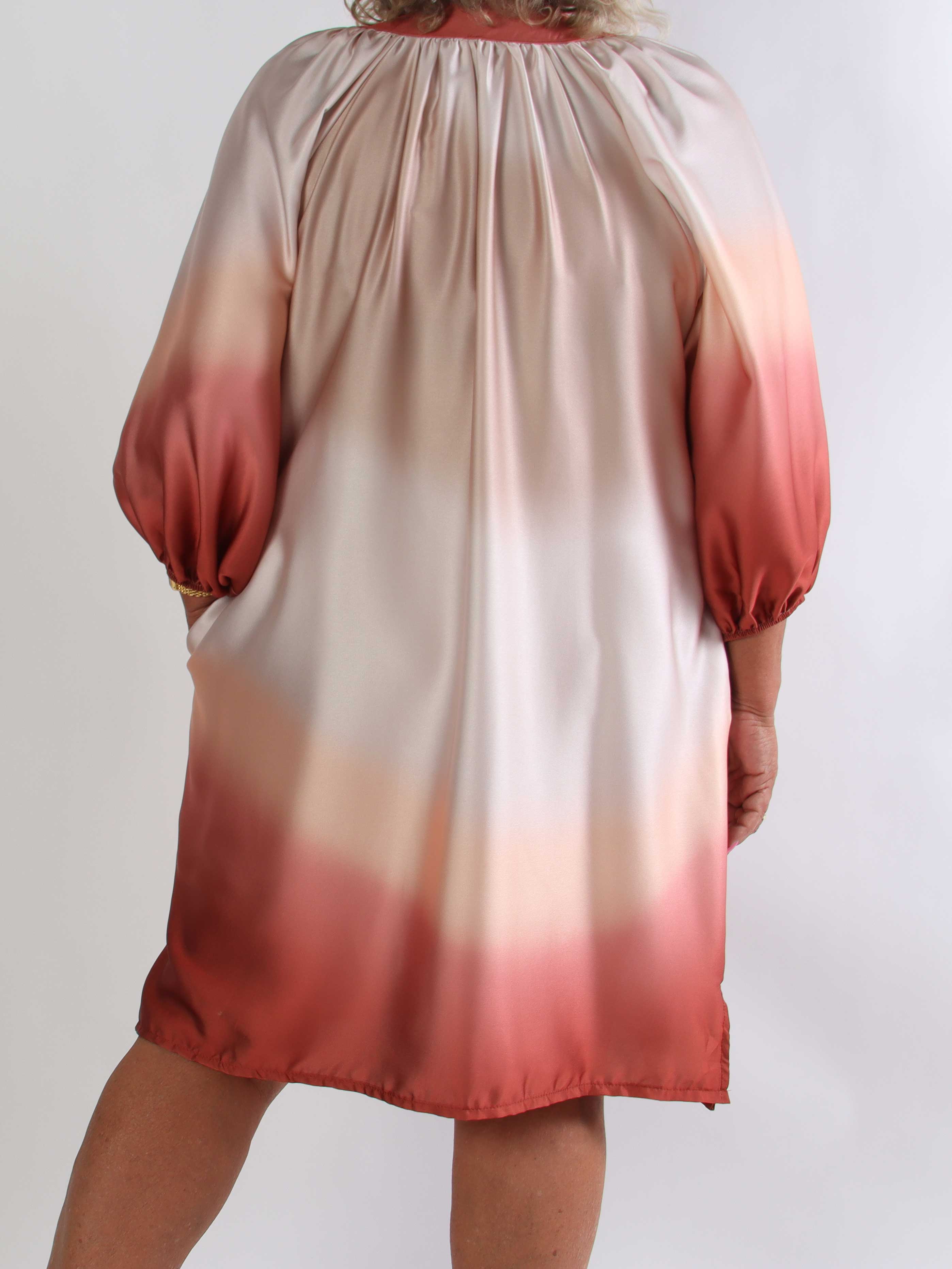 Amidala Batik - Elegant plus size tunikakjole i batikmønster med lommer