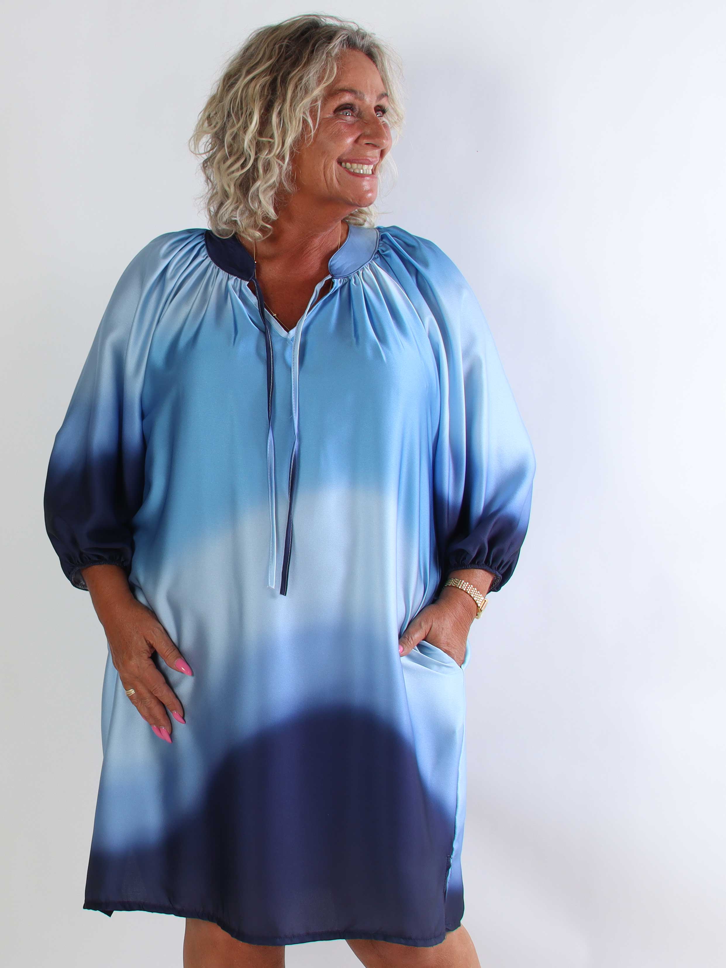 Amidala Batik - Elegant plus size tunikakjole i batikmønster med lommer