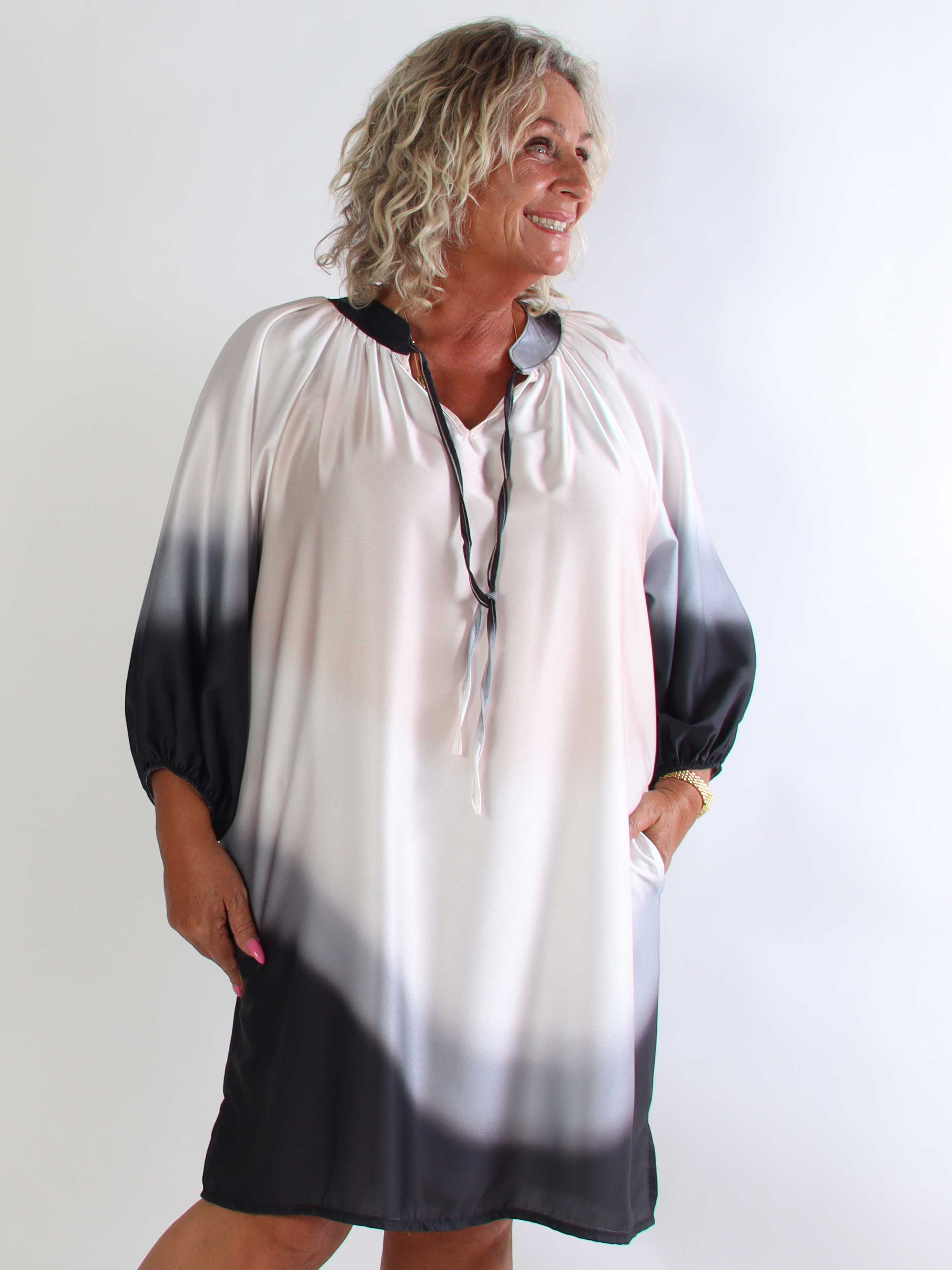 Amidala Batik - Elegant plus size tunikakjole i batikmønster med lommer