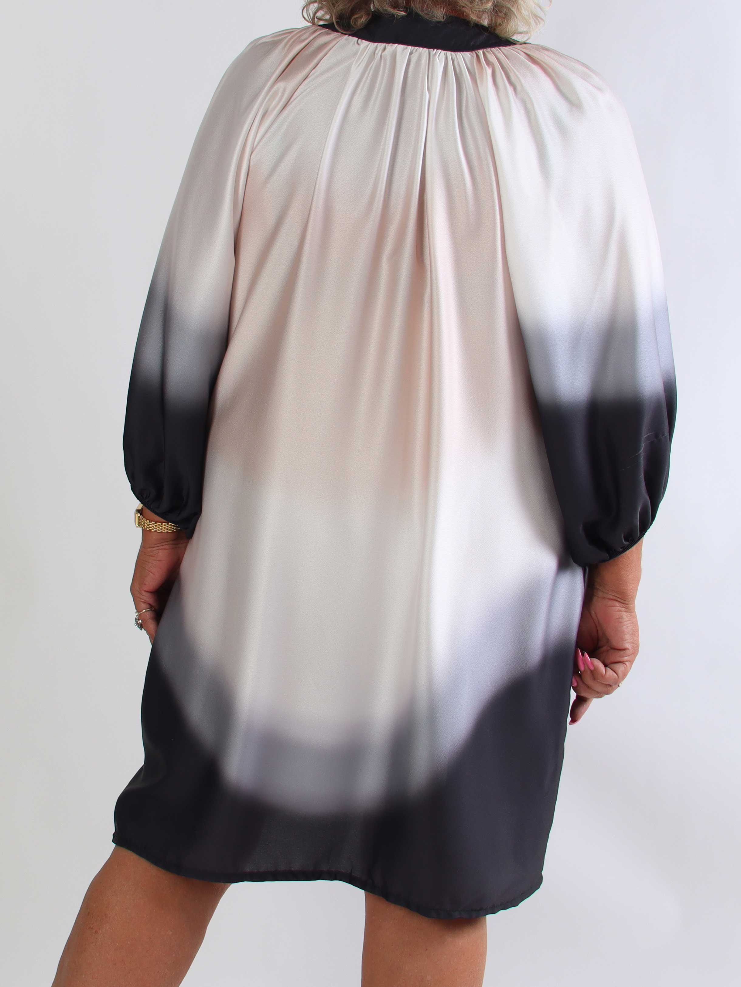 Amidala Batik - Elegant plus size tunikakjole i batikmønster med lommer