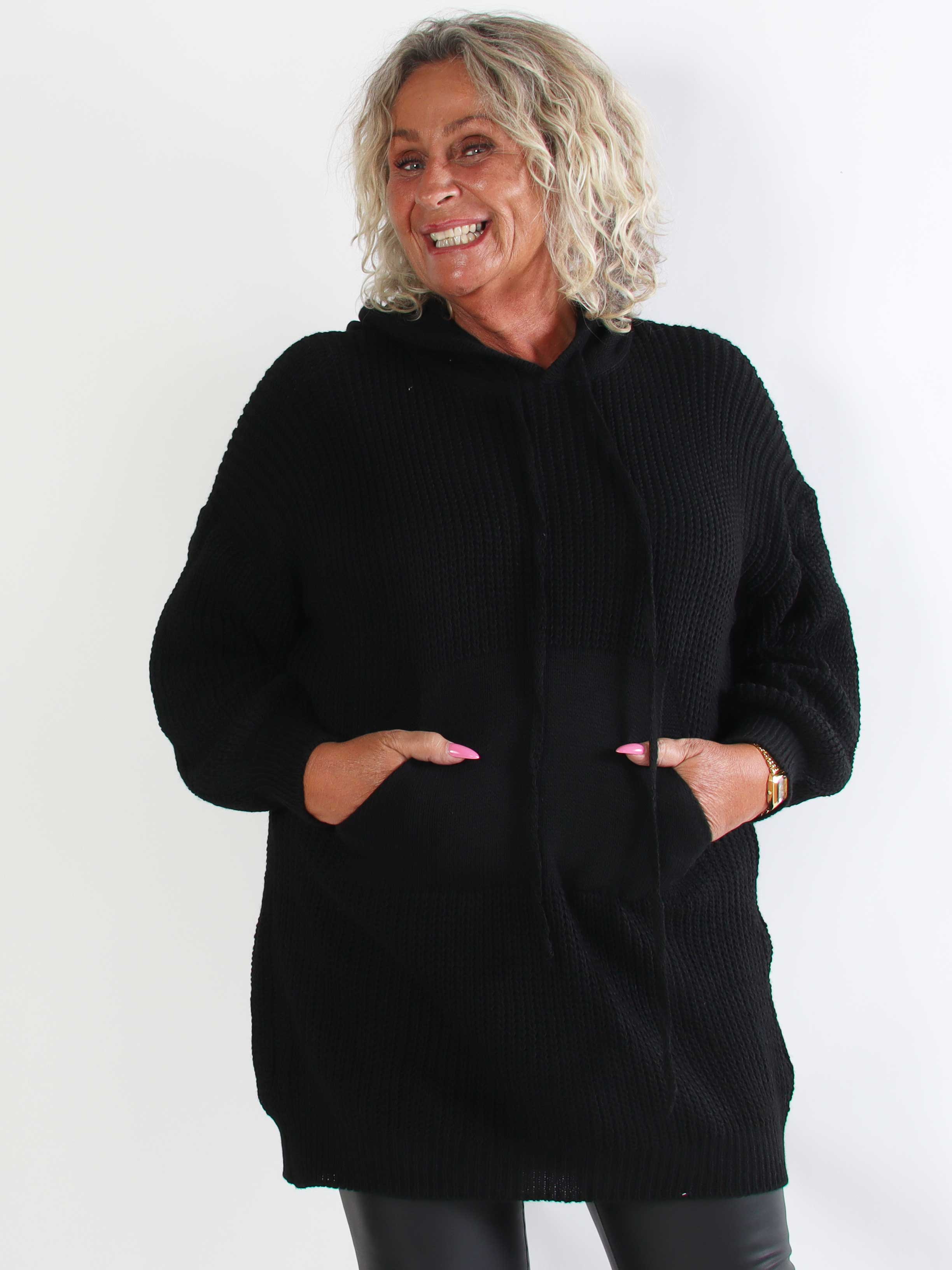 Carolin - Plus size strikkjole med hætte og en stor lomme foran