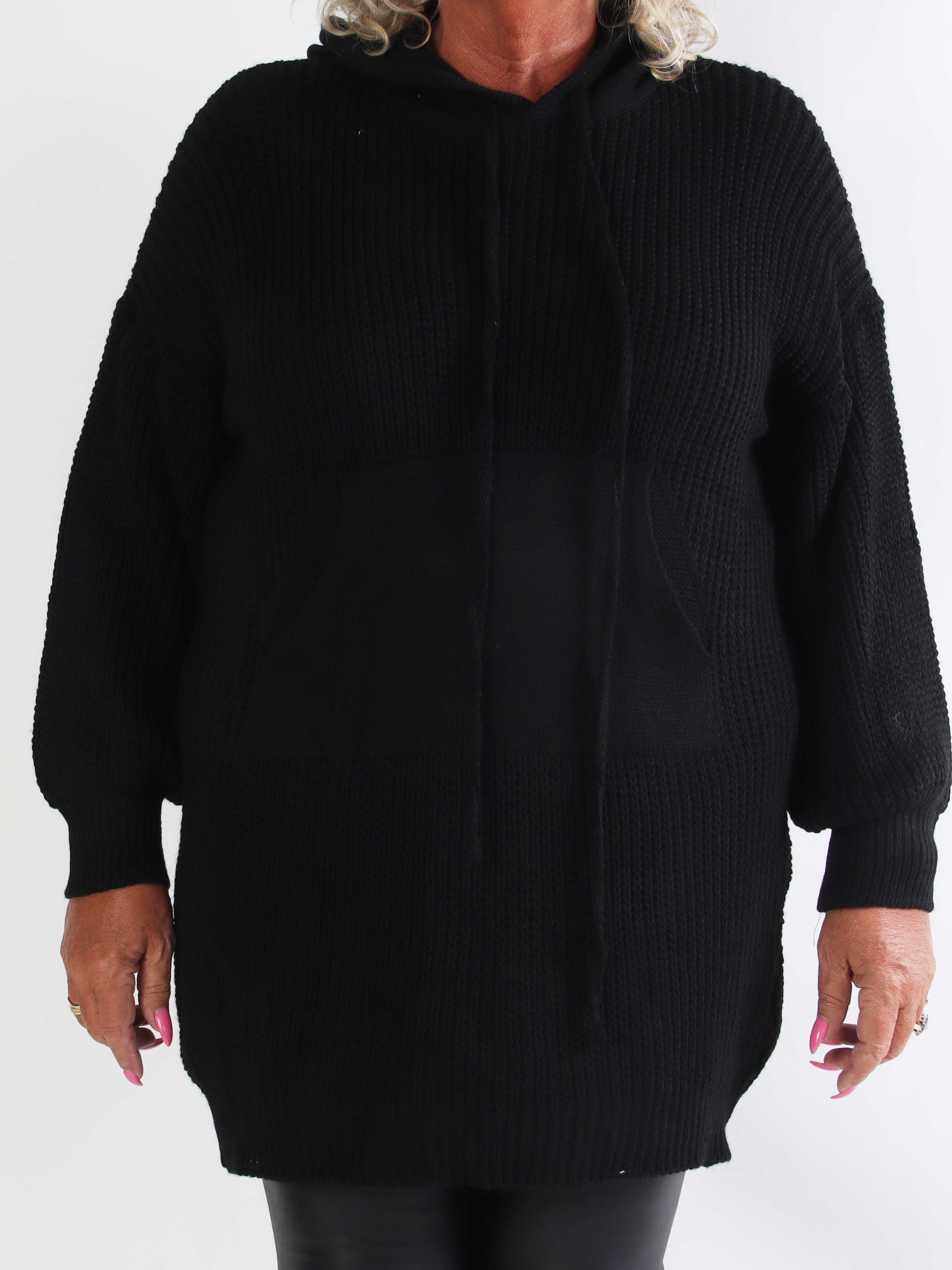 Carolin - Plus size strikkjole med hætte og en stor lomme foran