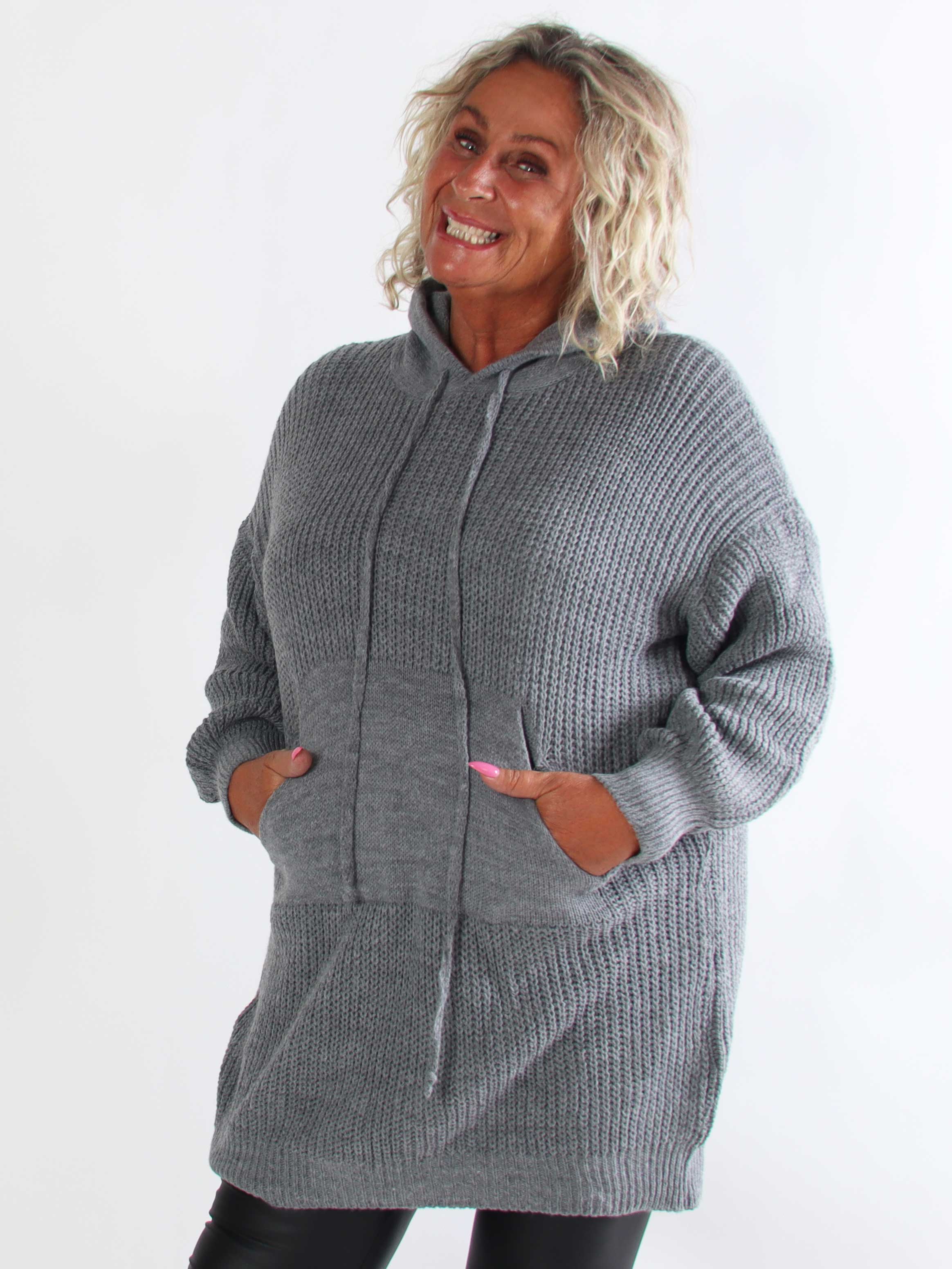 Carolin - Plus size strikkjole med hætte og en stor lomme foran