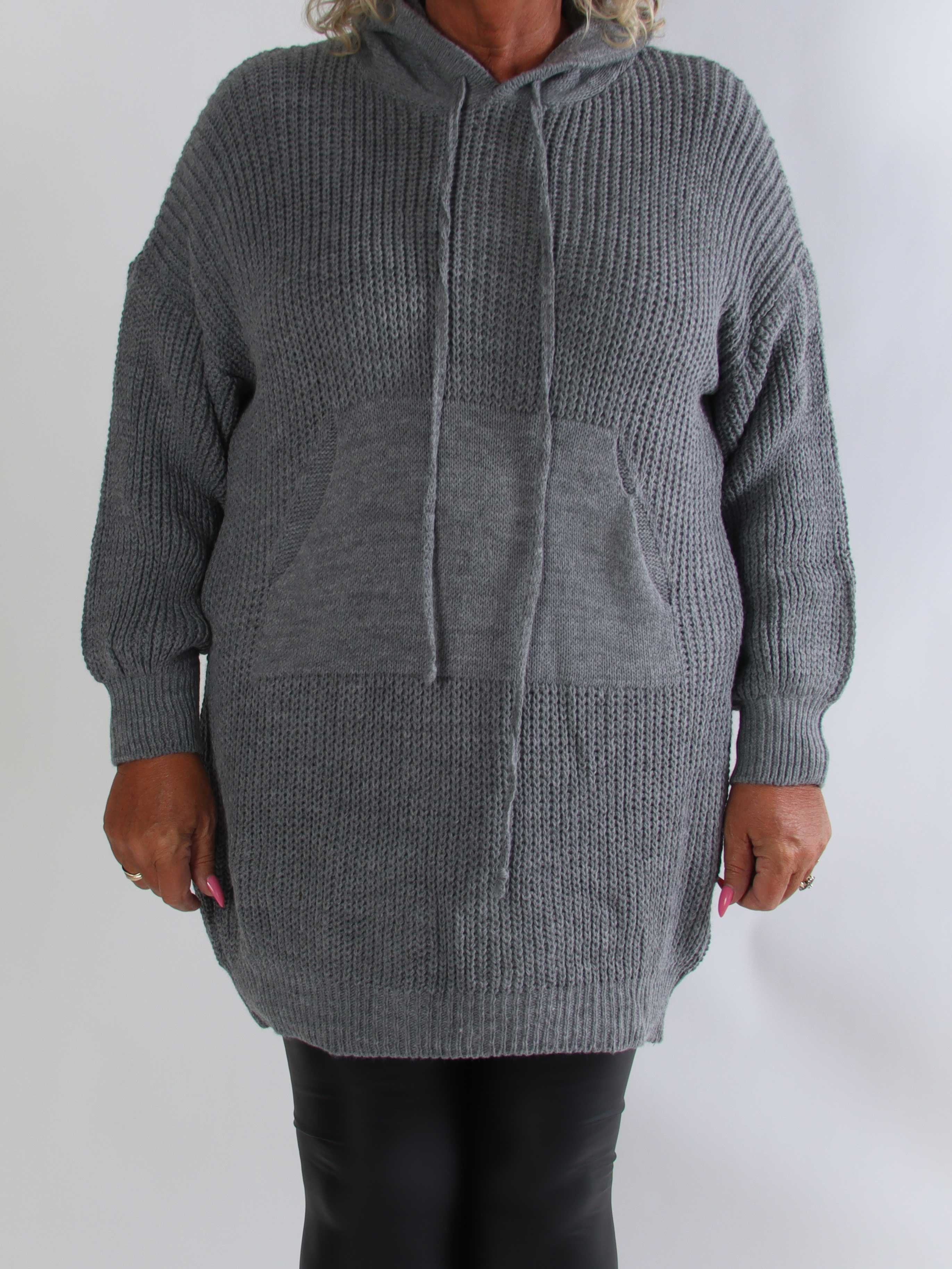 Carolin - Plus size strikkjole med hætte og en stor lomme foran