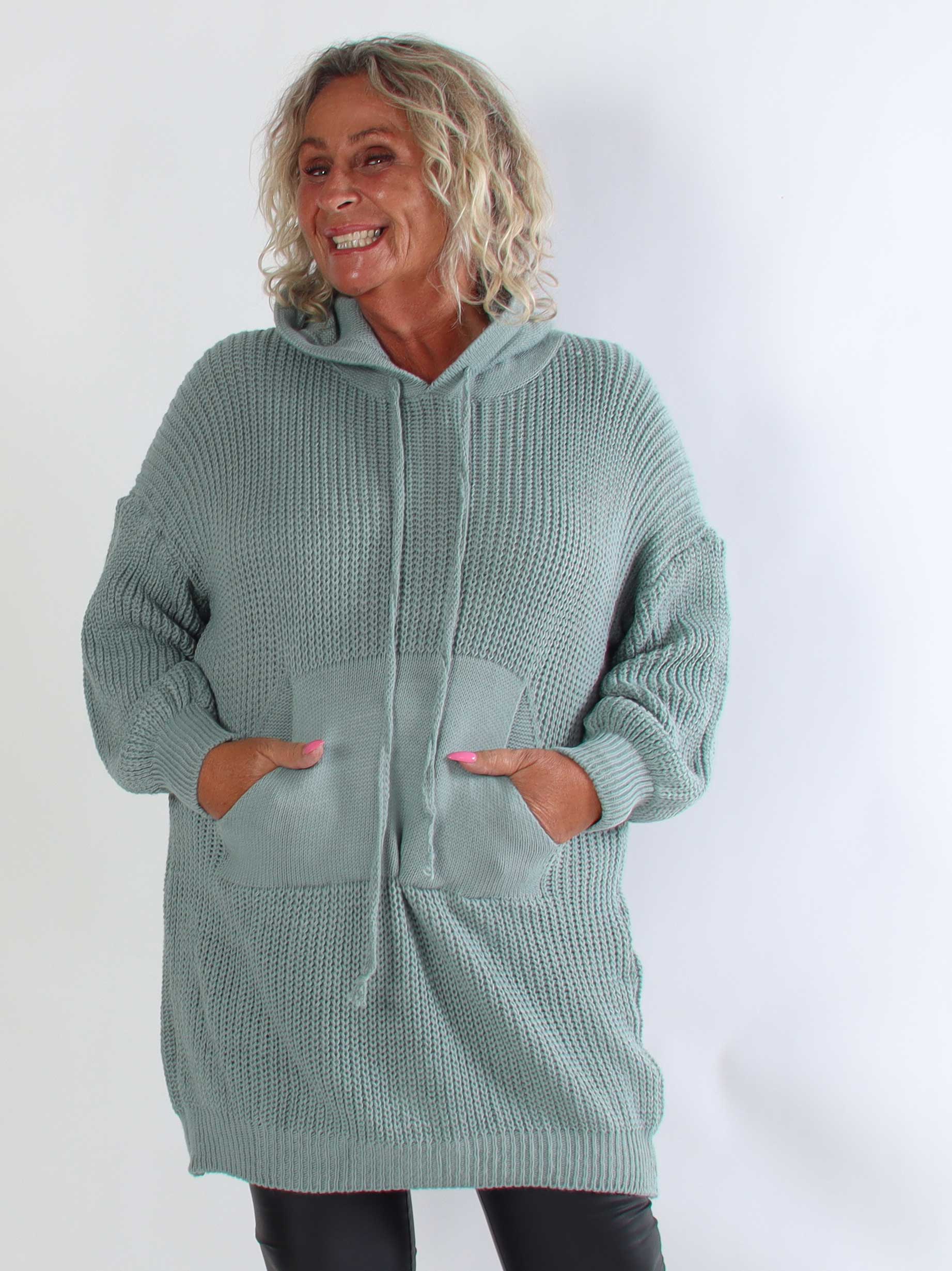 Carolin - Plus size strikkjole med hætte og en stor lomme foran