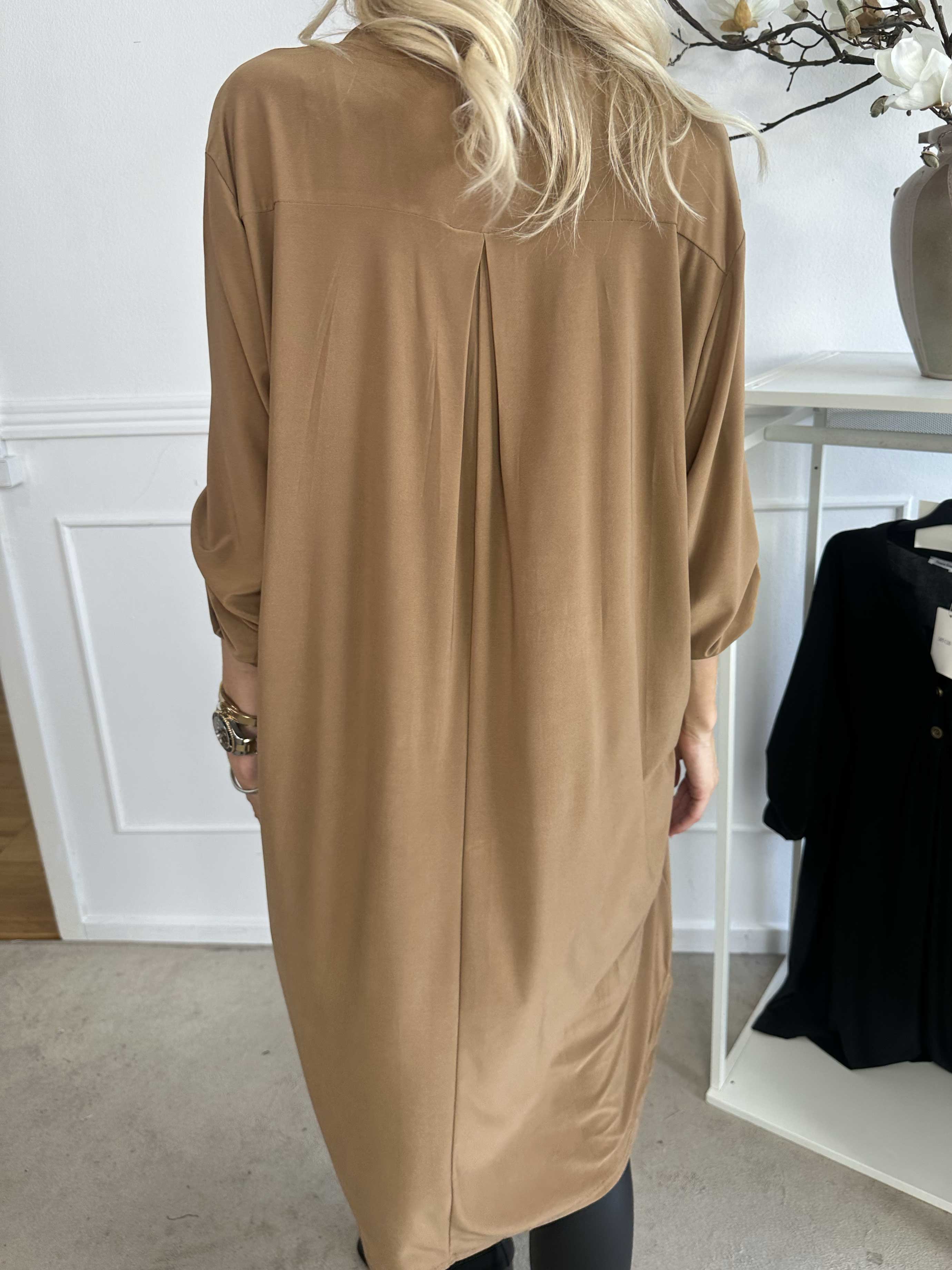 Ebba Plain Long - Sød ensfarvet kjole i elastisk stof