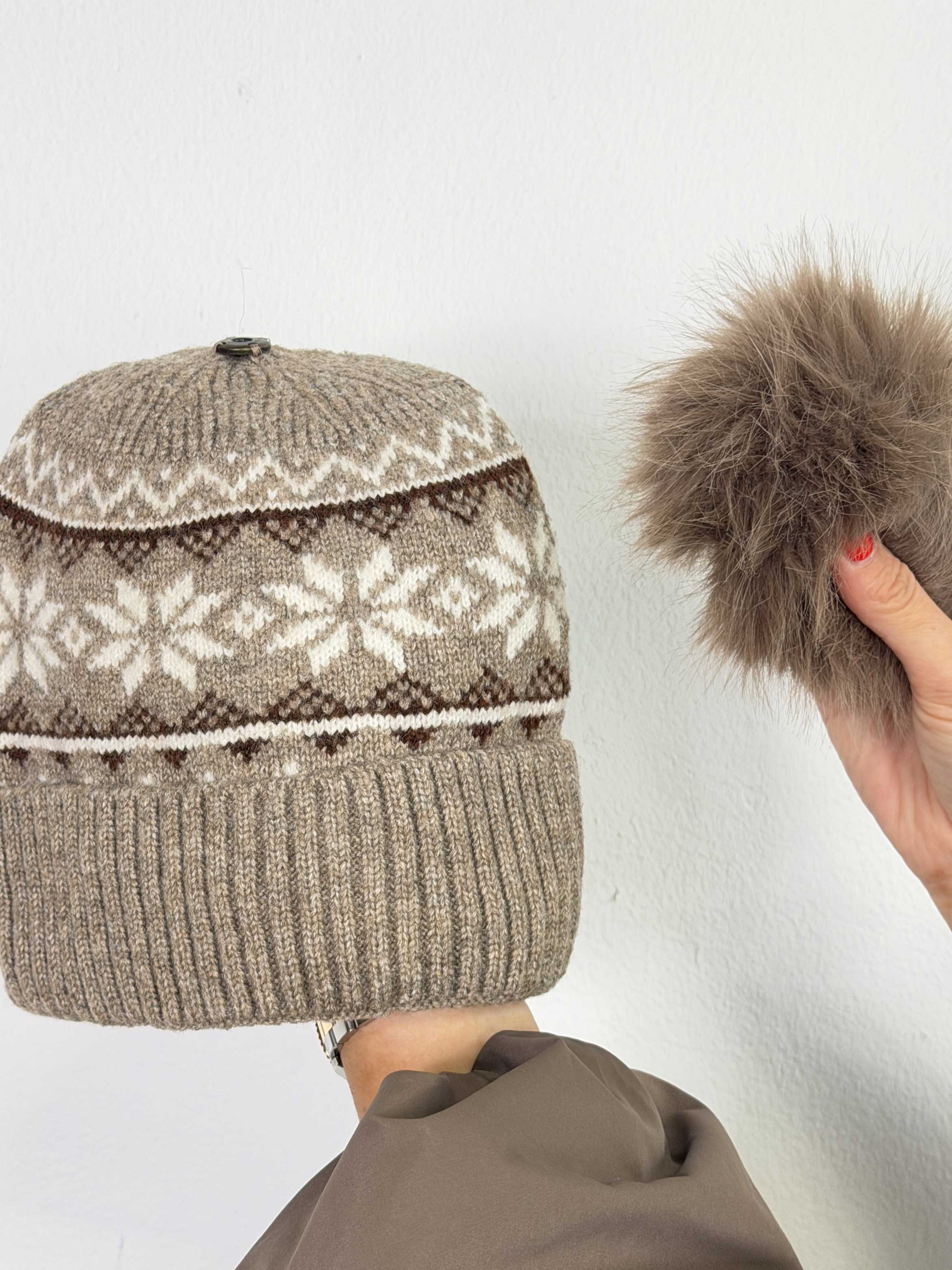 Ilone - Sød strikhue med nordisk mønster og blød faux fur kvast