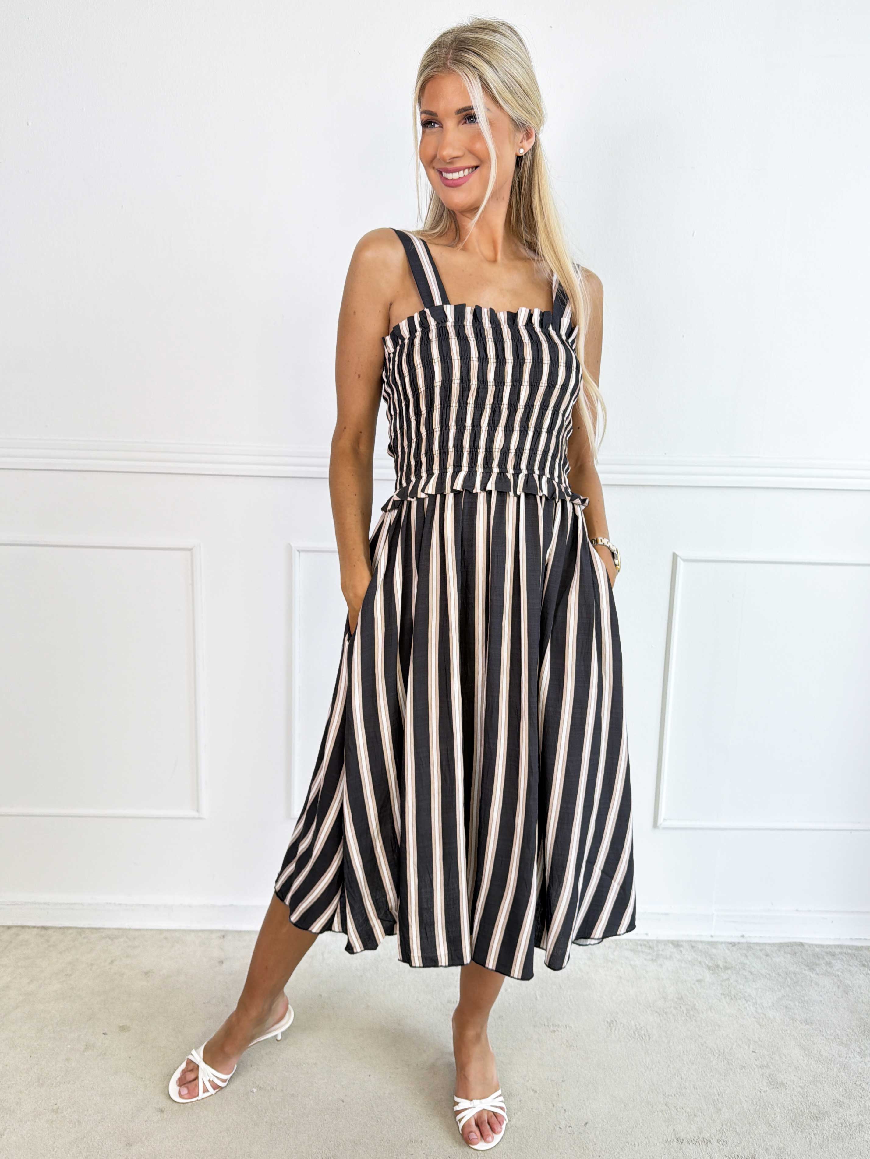 Marisol Stripe - Stribet plus size sommerkjole i viskose med smock henover brystet