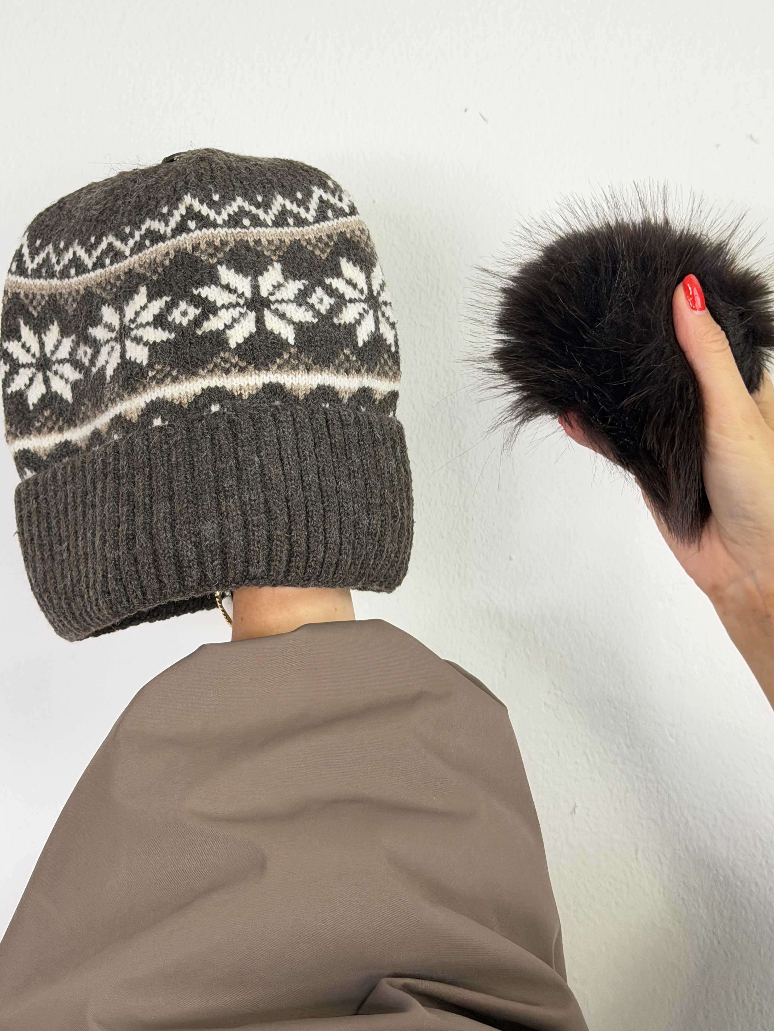 Ilone - Sød strikhue med nordisk mønster og blød faux fur kvast
