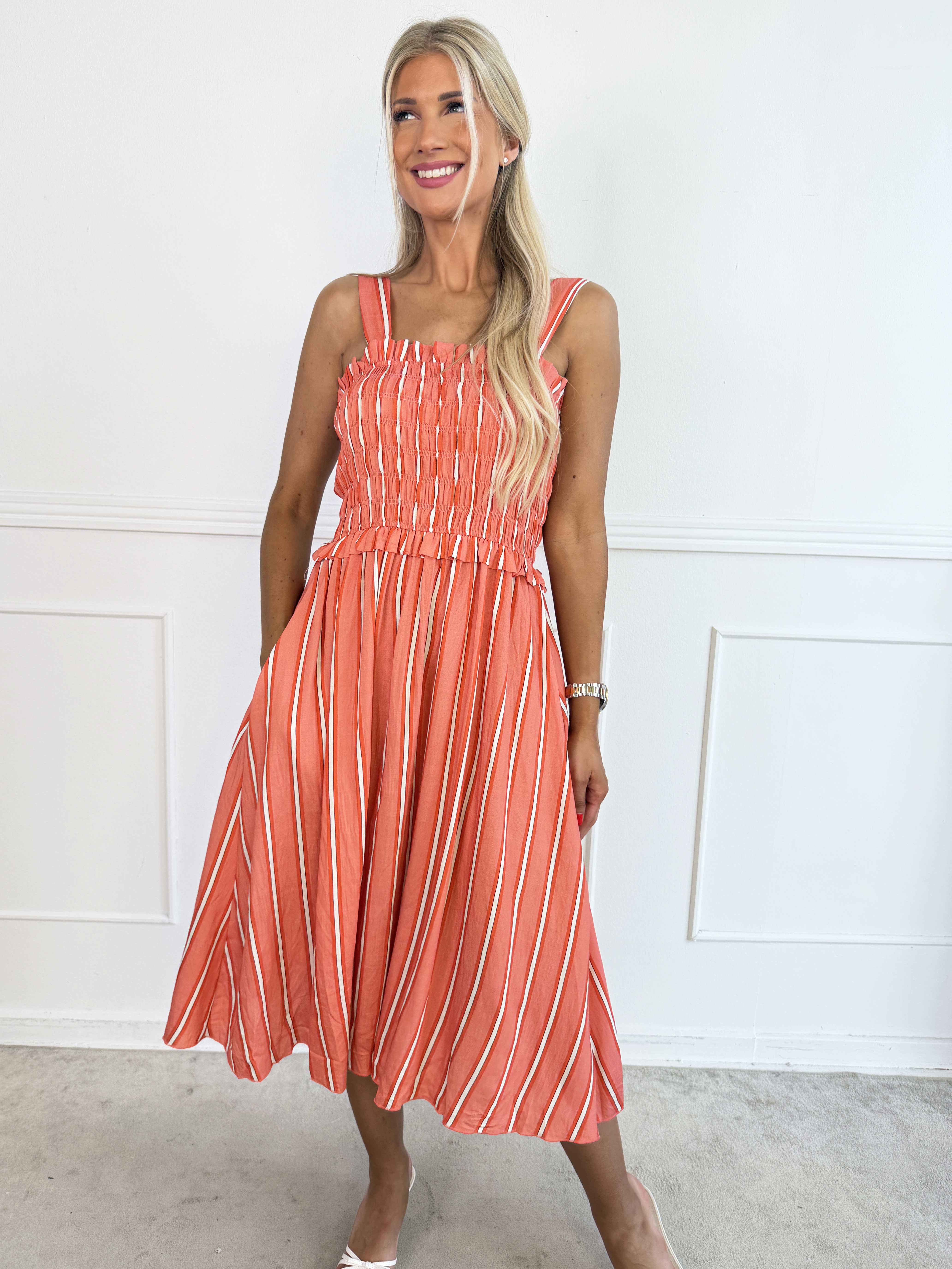 Marisol Stripe - Stribet plus size sommerkjole i viskose med smock henover brystet