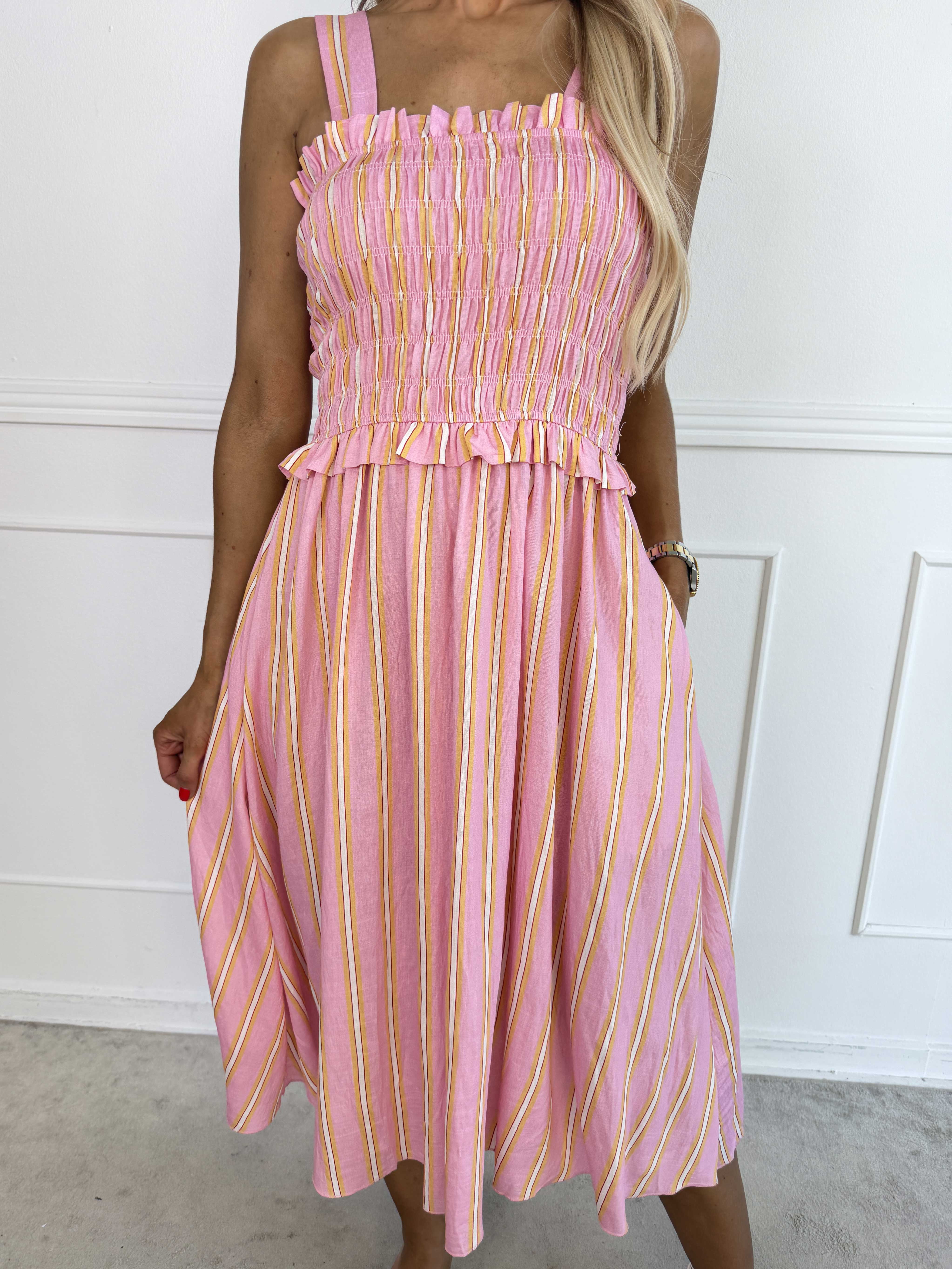 Marisol Stripe - Stribet plus size sommerkjole i viskose med smock henover brystet