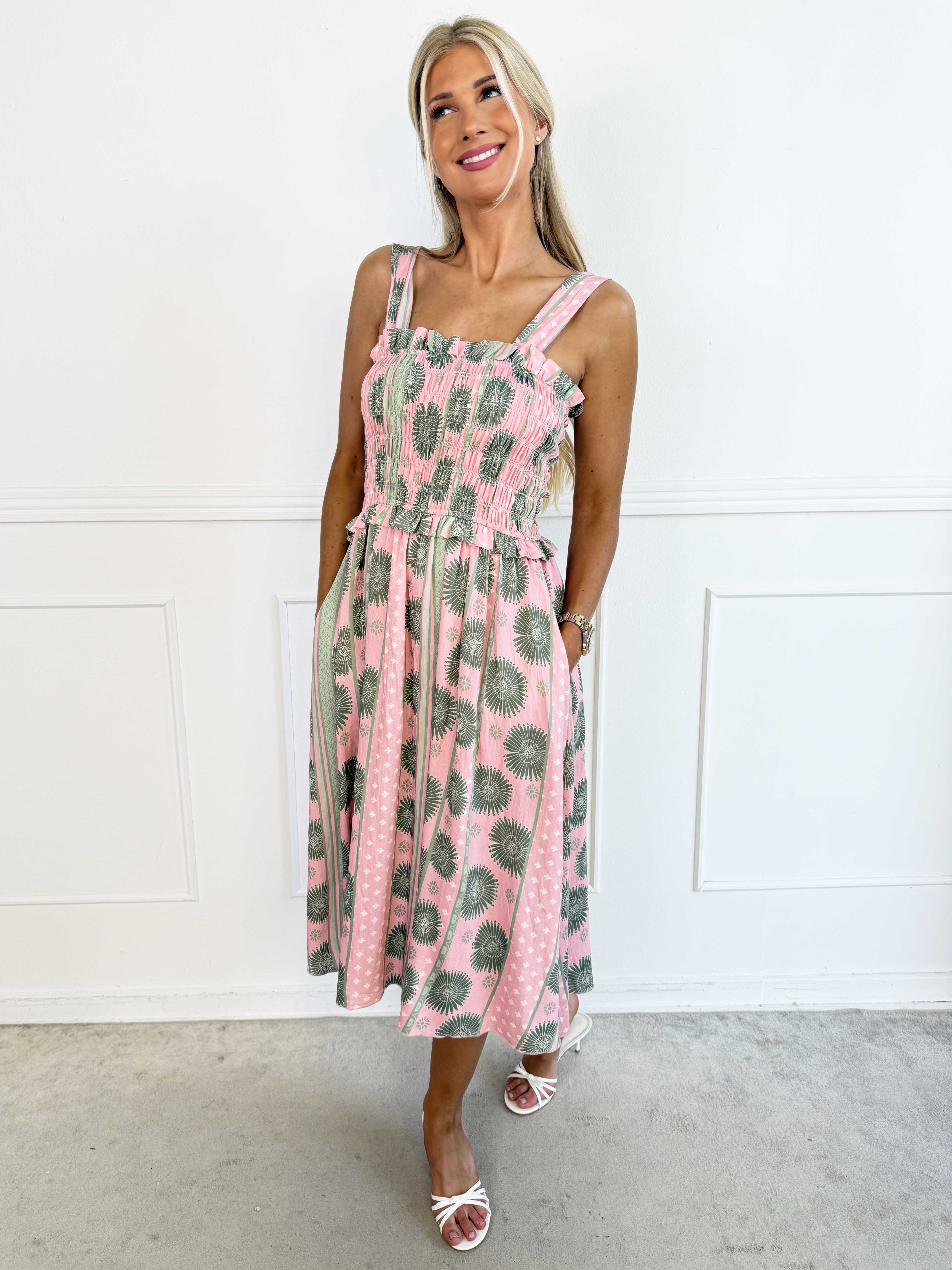 Marisol Sunburst - Blomstret plus size sommerkjole i viskose med smock henover brystet
