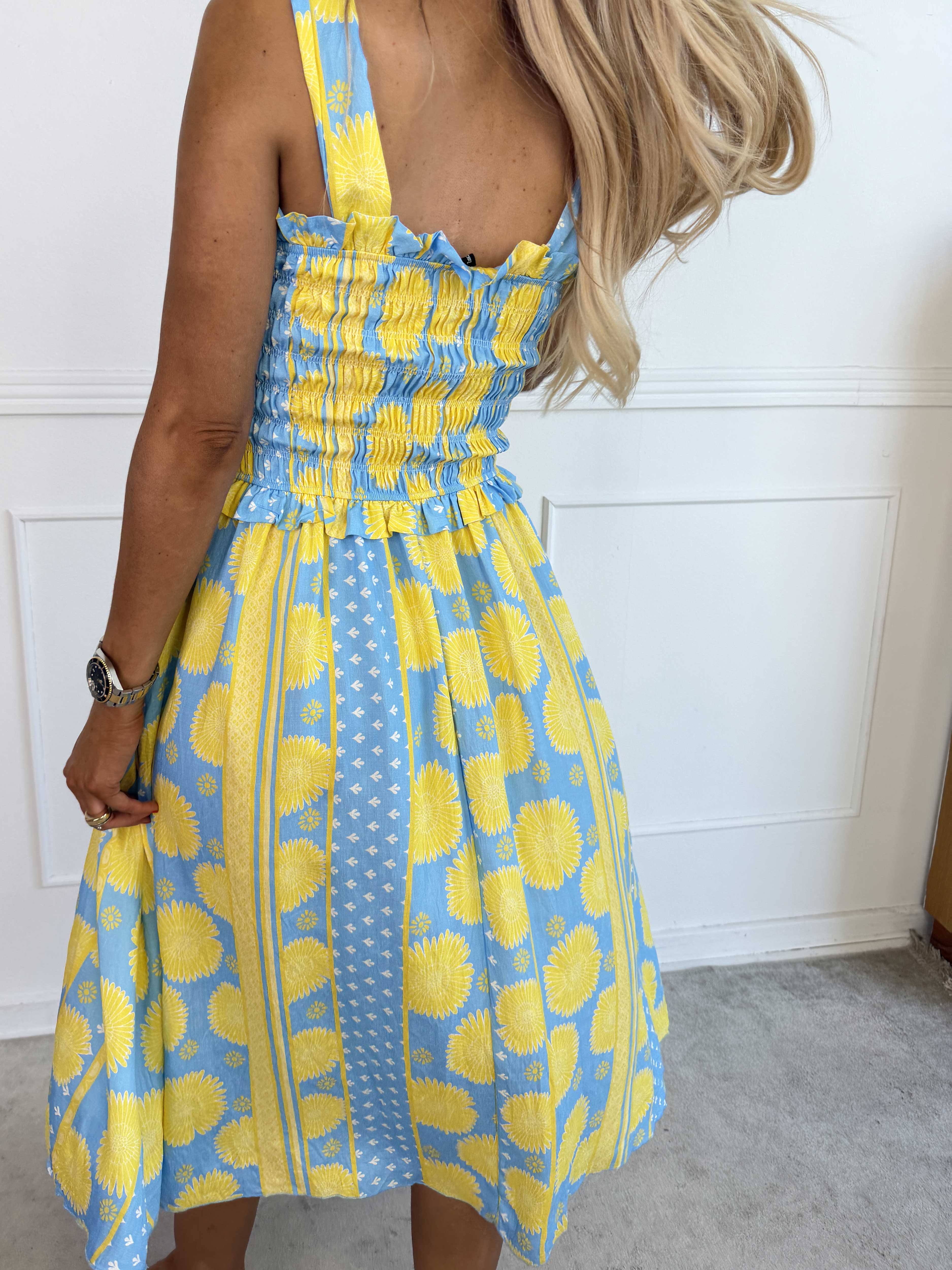 Marisol Sunburst - Blomstret plus size sommerkjole i viskose med smock henover brystet
