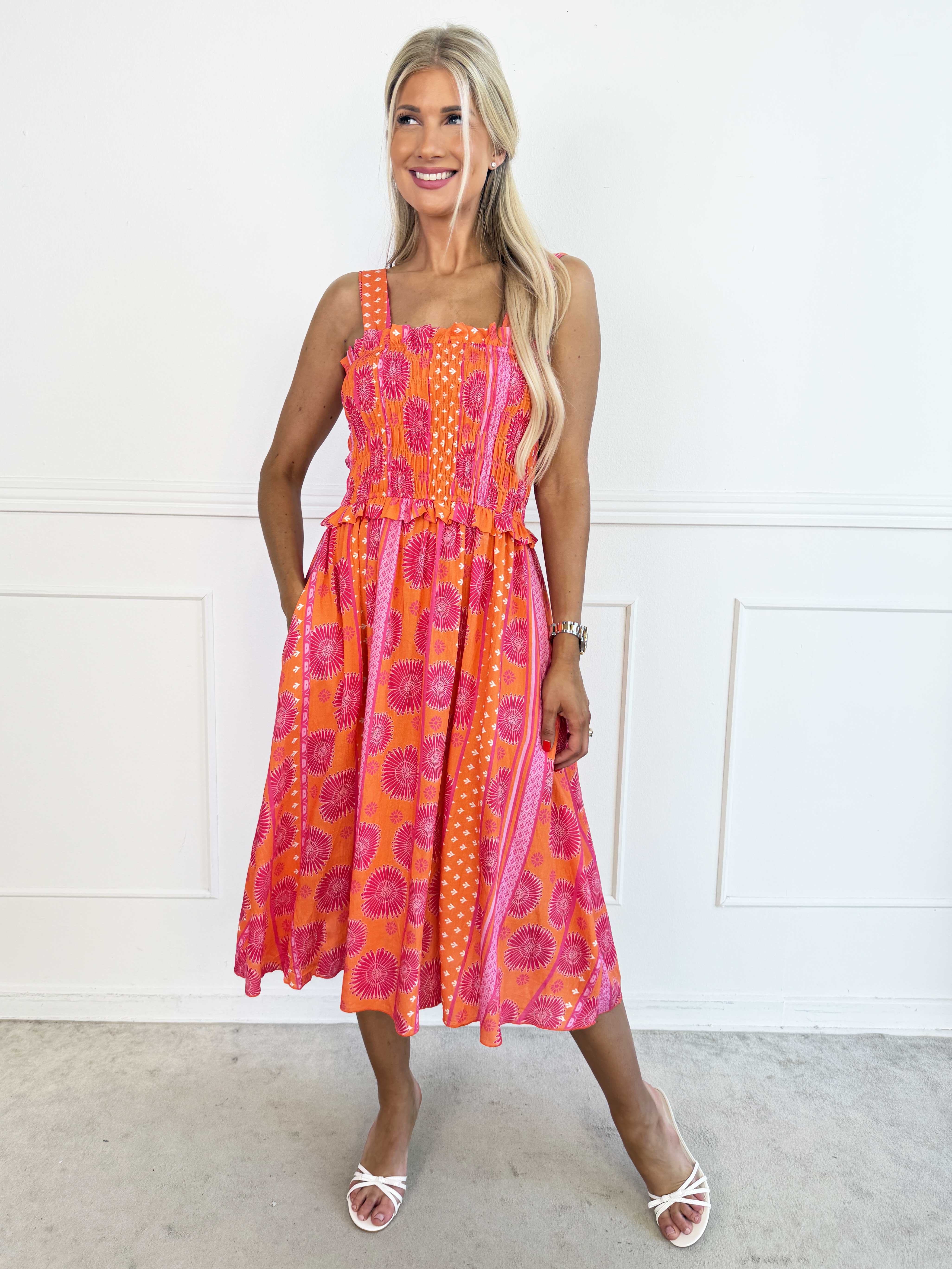 Marisol Sunburst - Blomstret plus size sommerkjole i viskose med smock henover brystet