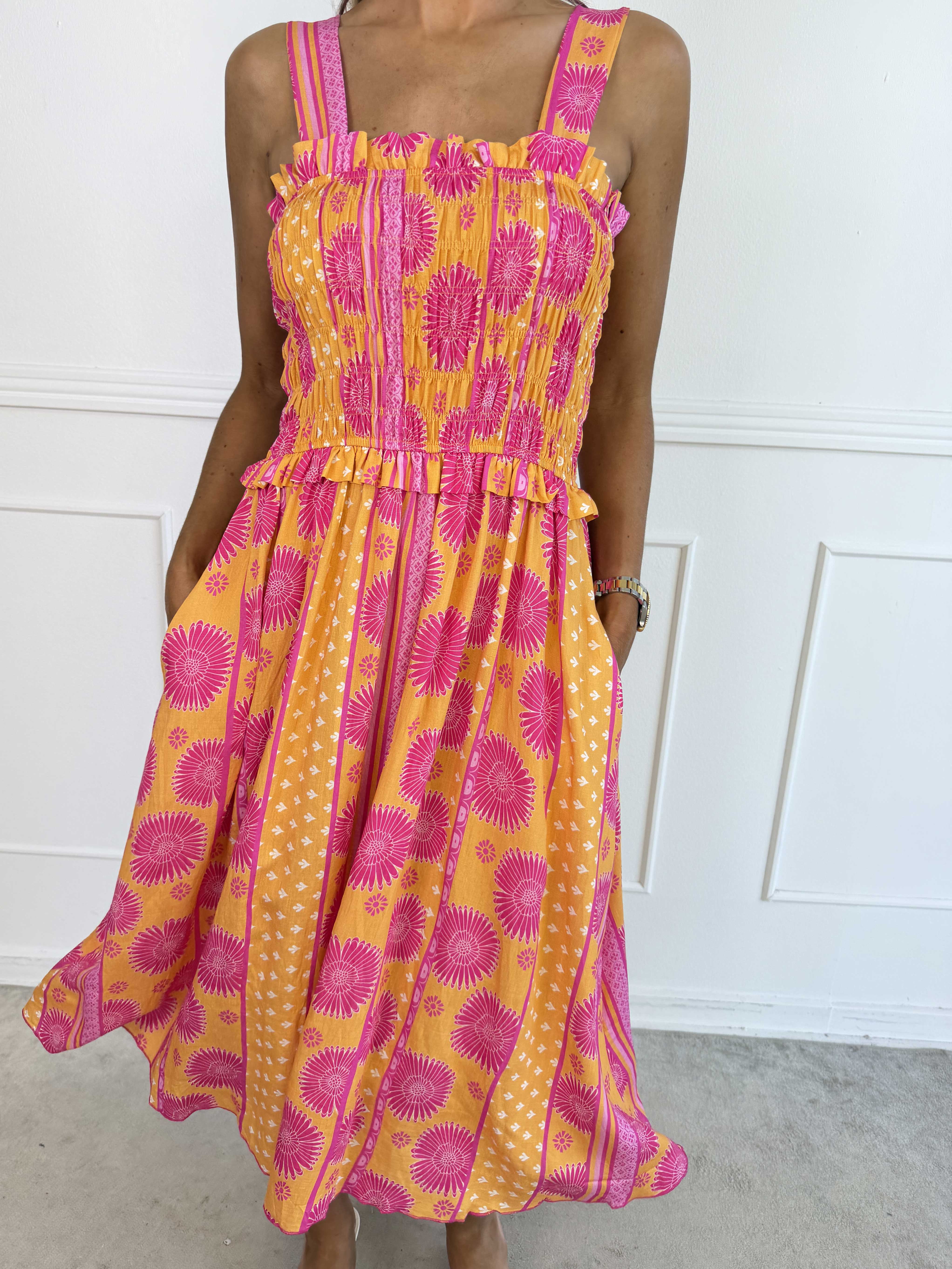 Marisol Sunburst - Blomstret plus size sommerkjole i viskose med smock henover brystet