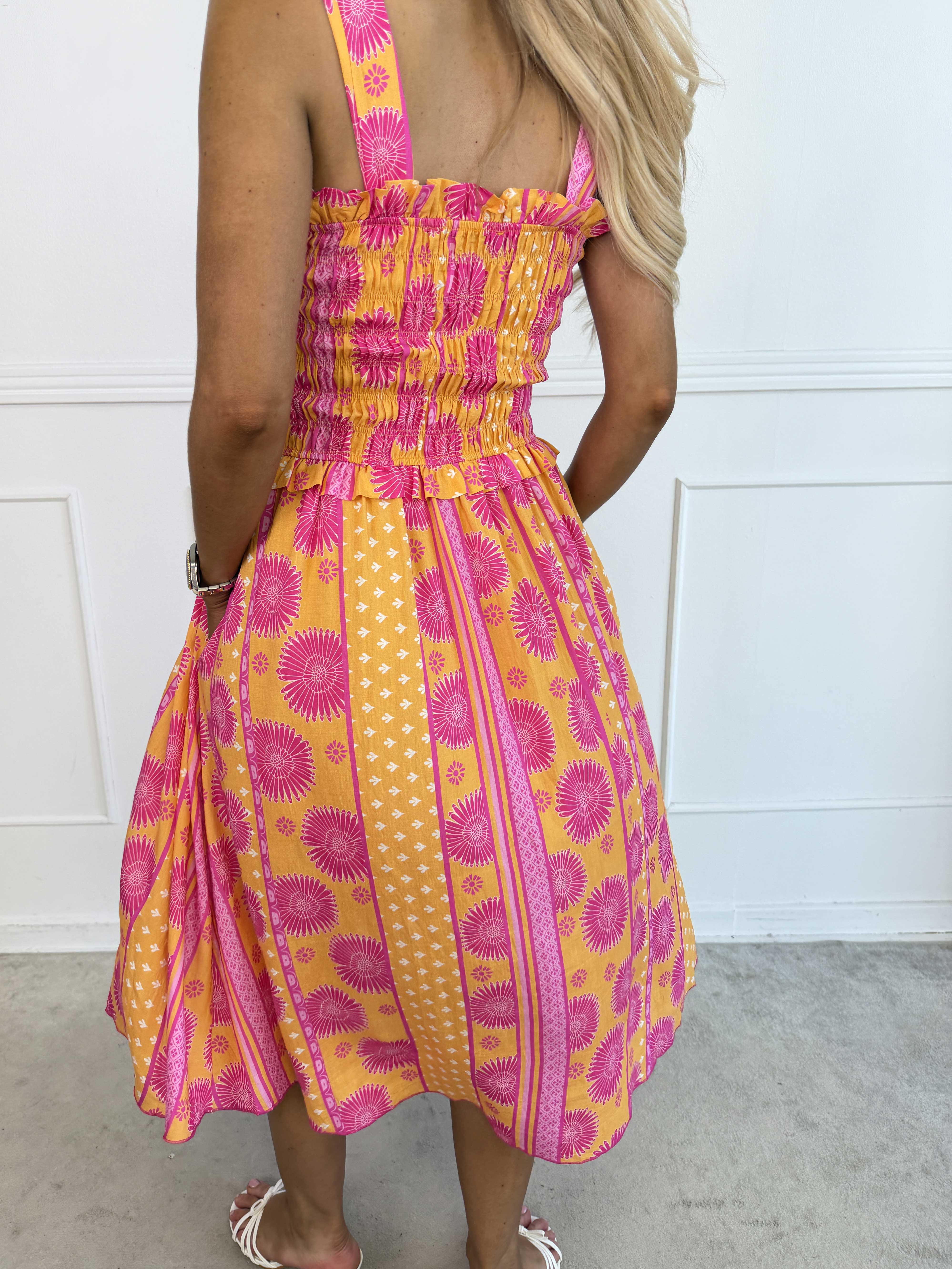 Marisol Sunburst - Blomstret plus size sommerkjole i viskose med smock henover brystet