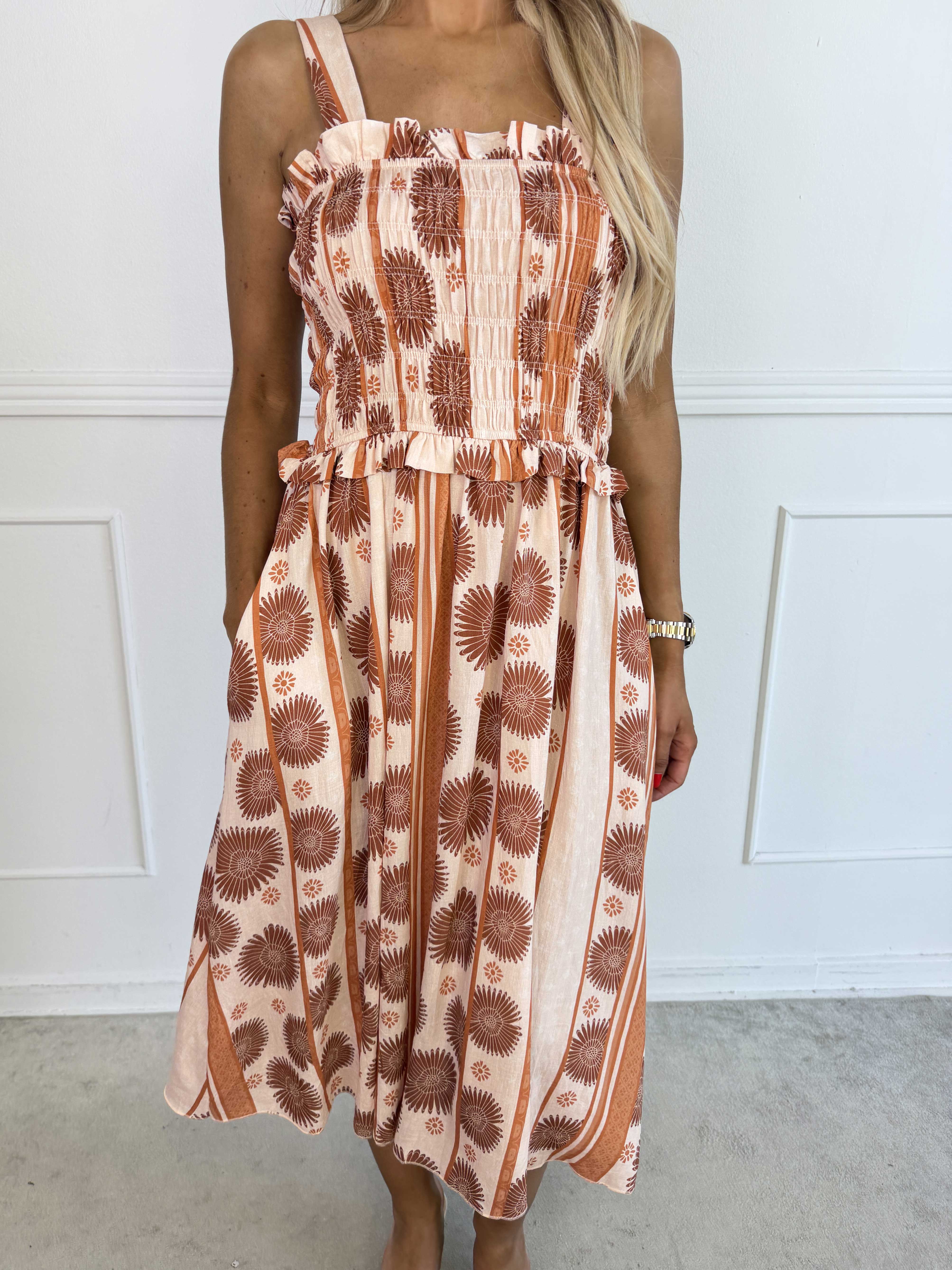 Marisol Sunburst - Blomstret plus size sommerkjole i viskose med smock henover brystet