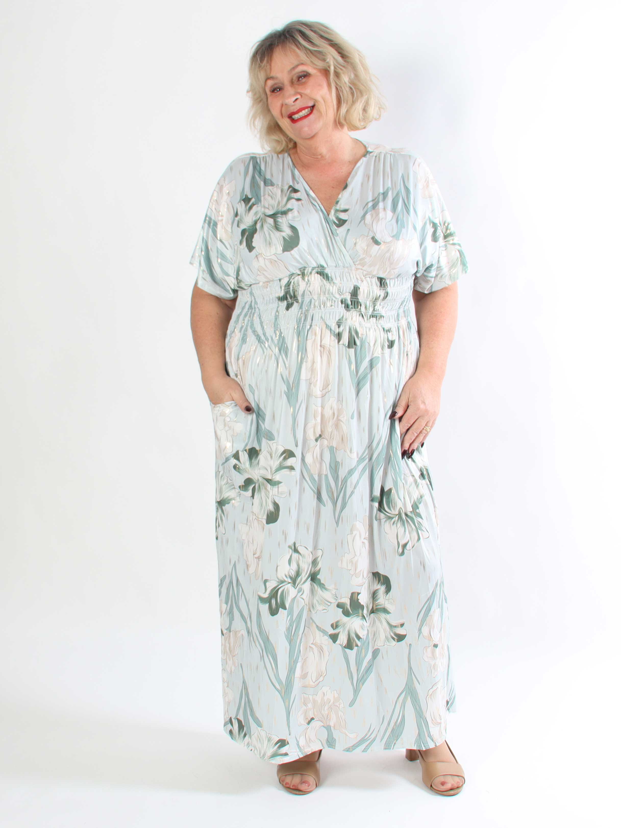 Pams Kvitka - Lang plus size blomstret kjole med guld detaljer og lommer