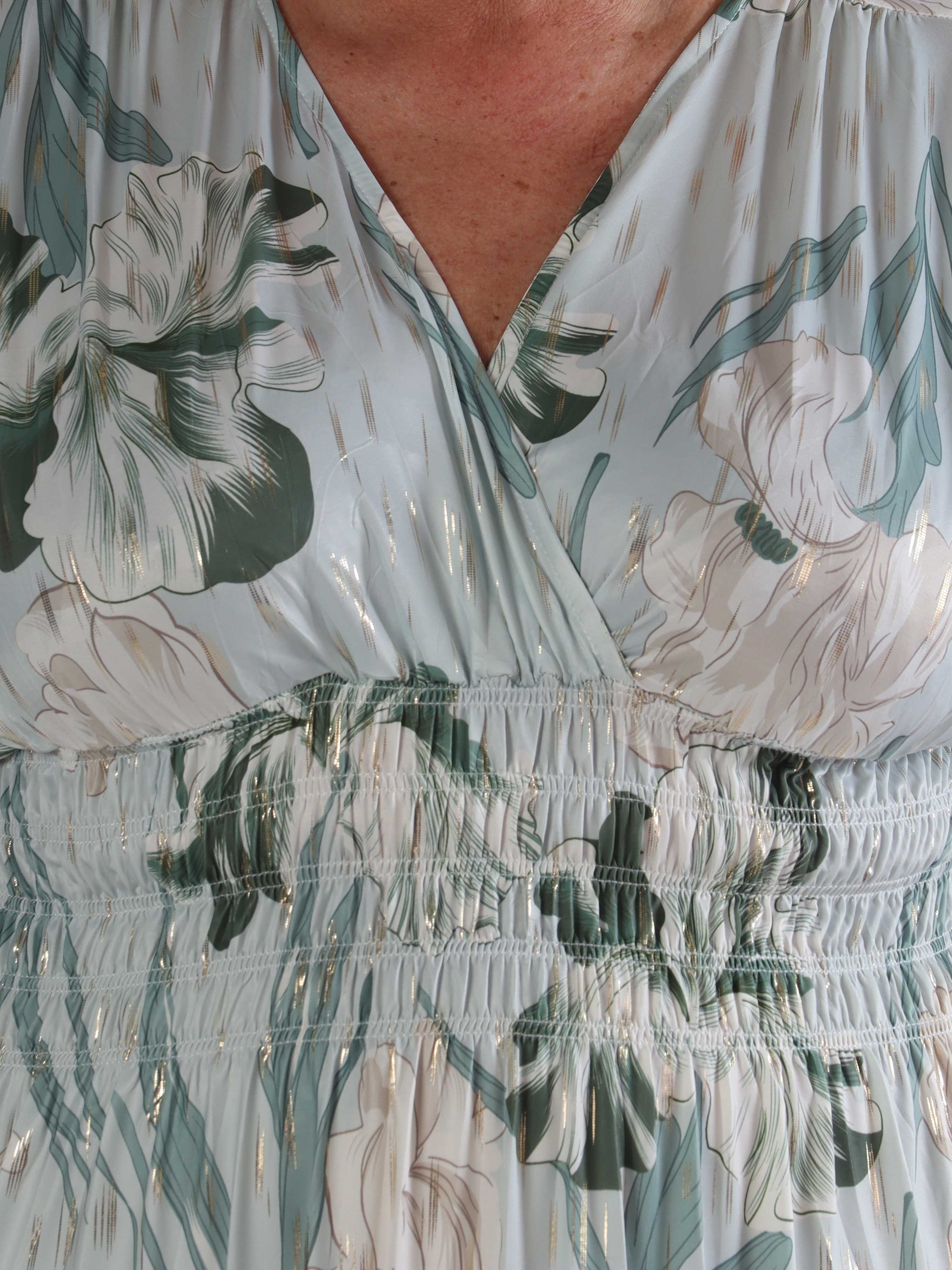 Pams Kvitka - Lang plus size blomstret kjole med guld detaljer og lommer