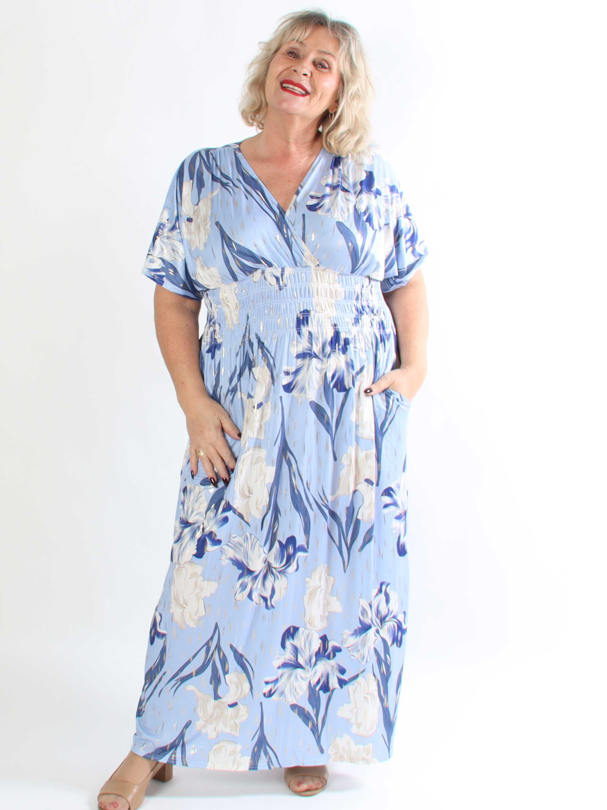 Pams Kvitka - Lang plus size blomstret kjole med guld detaljer og lommer