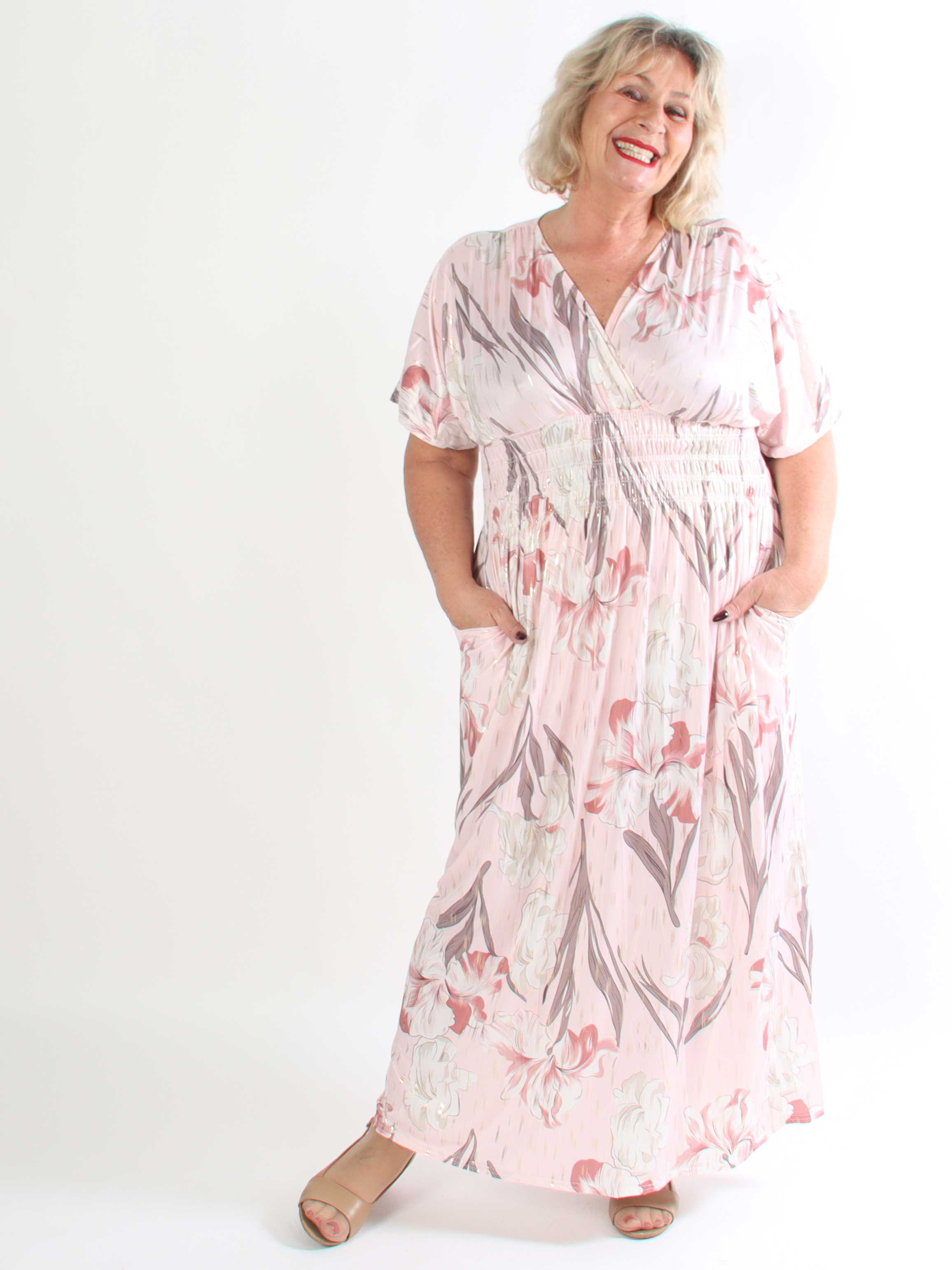 Pams Kvitka - Lang plus size blomstret kjole med guld detaljer og lommer