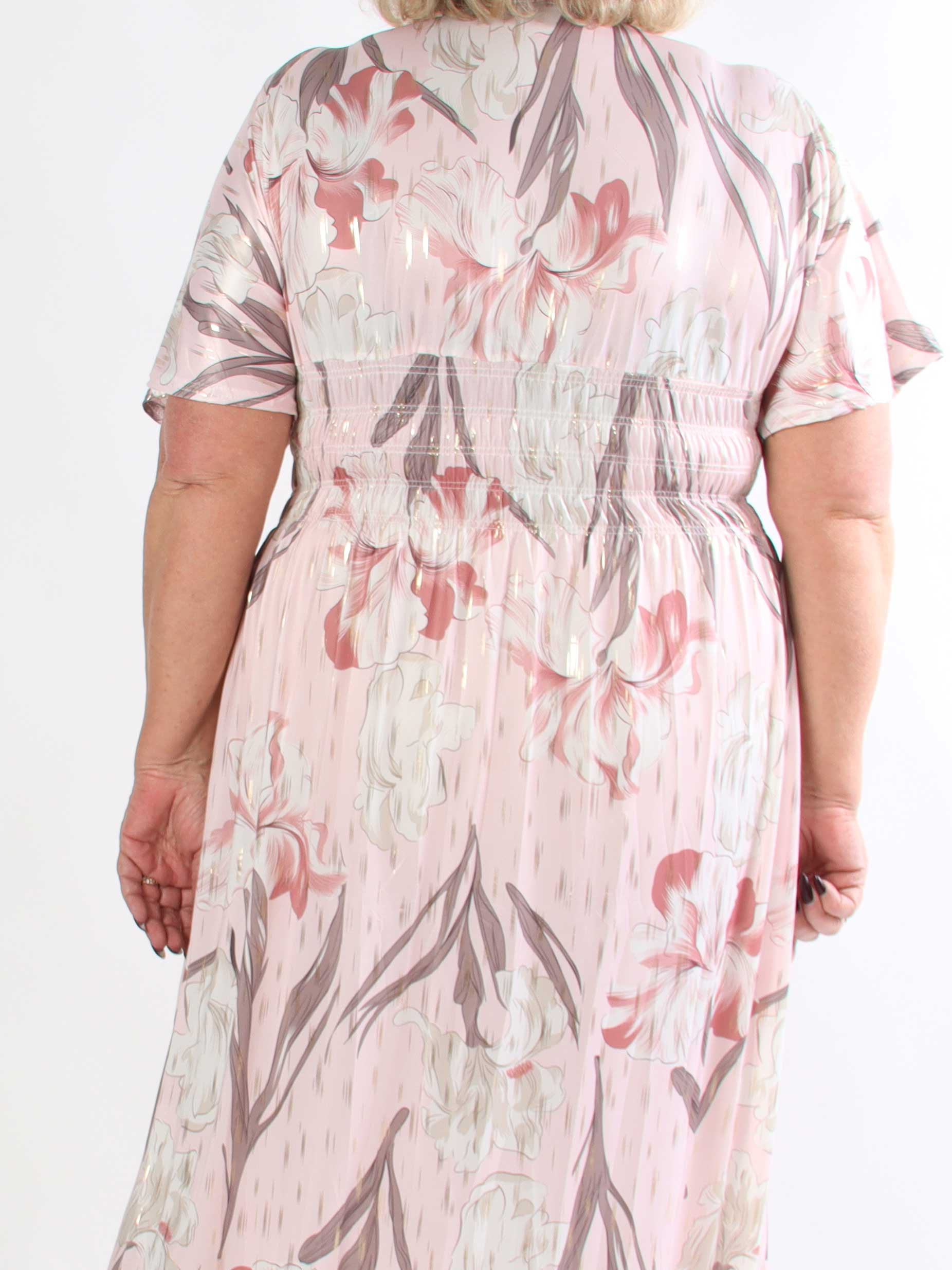 Pams Kvitka - Lang plus size blomstret kjole med guld detaljer og lommer