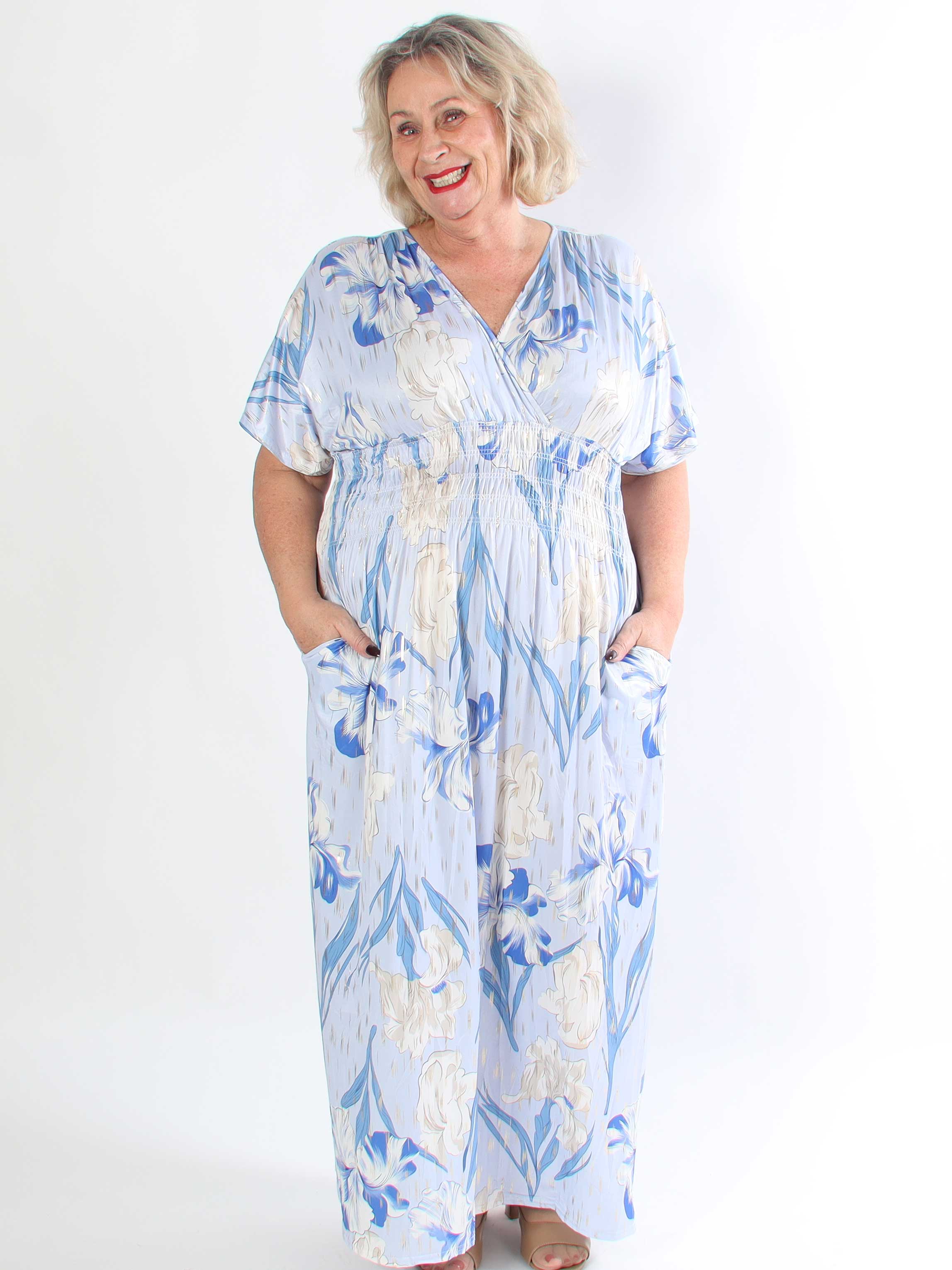 Pams Kvitka - Lang plus size blomstret kjole med guld detaljer og lommer