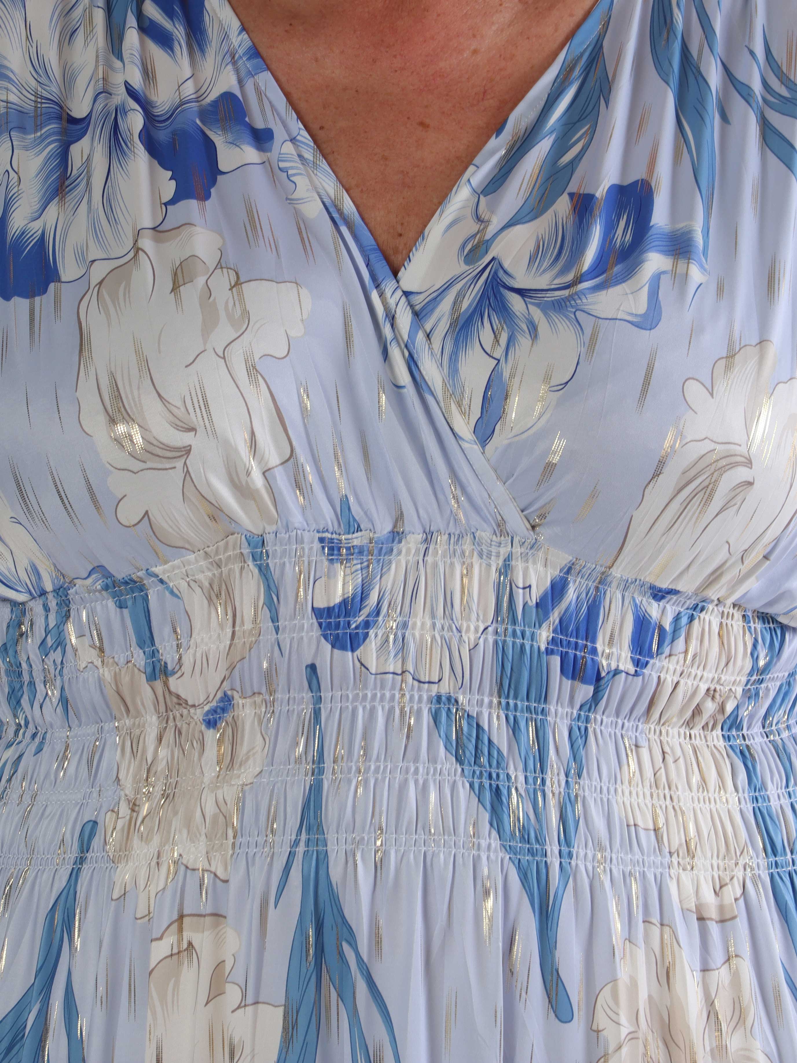 Pams Kvitka - Lang plus size blomstret kjole med guld detaljer og lommer