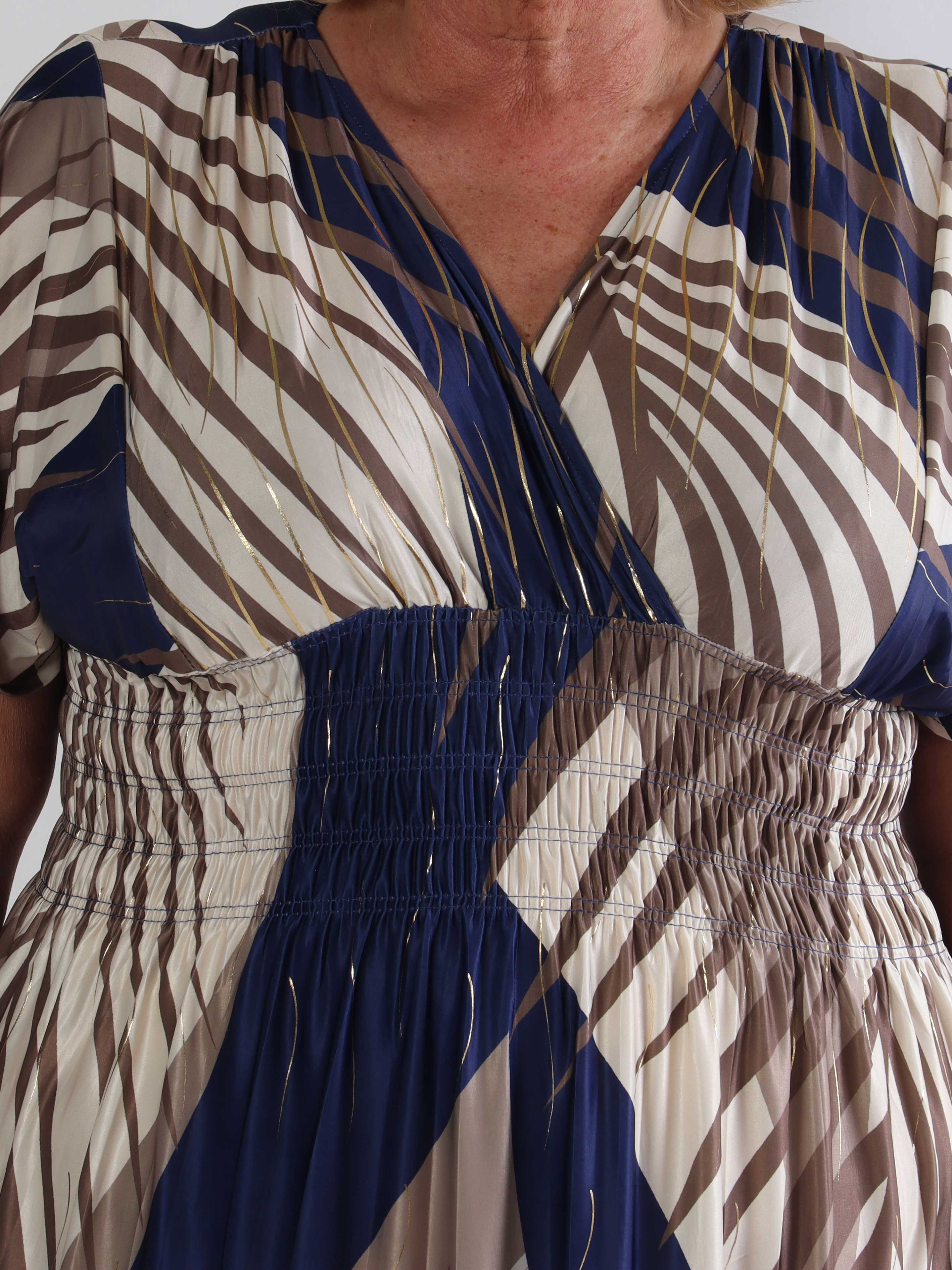 Pams Figure - Lang mønstret pus size kjole med lommer