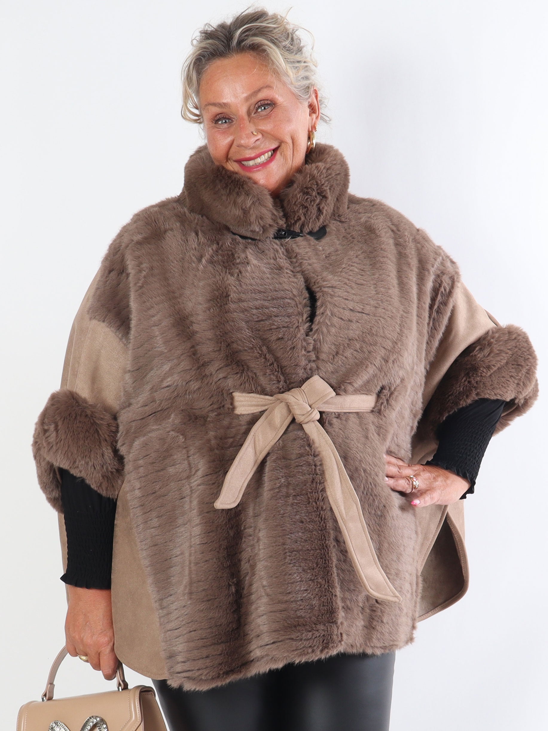 Cloud - Plus size poncho med faux fur
