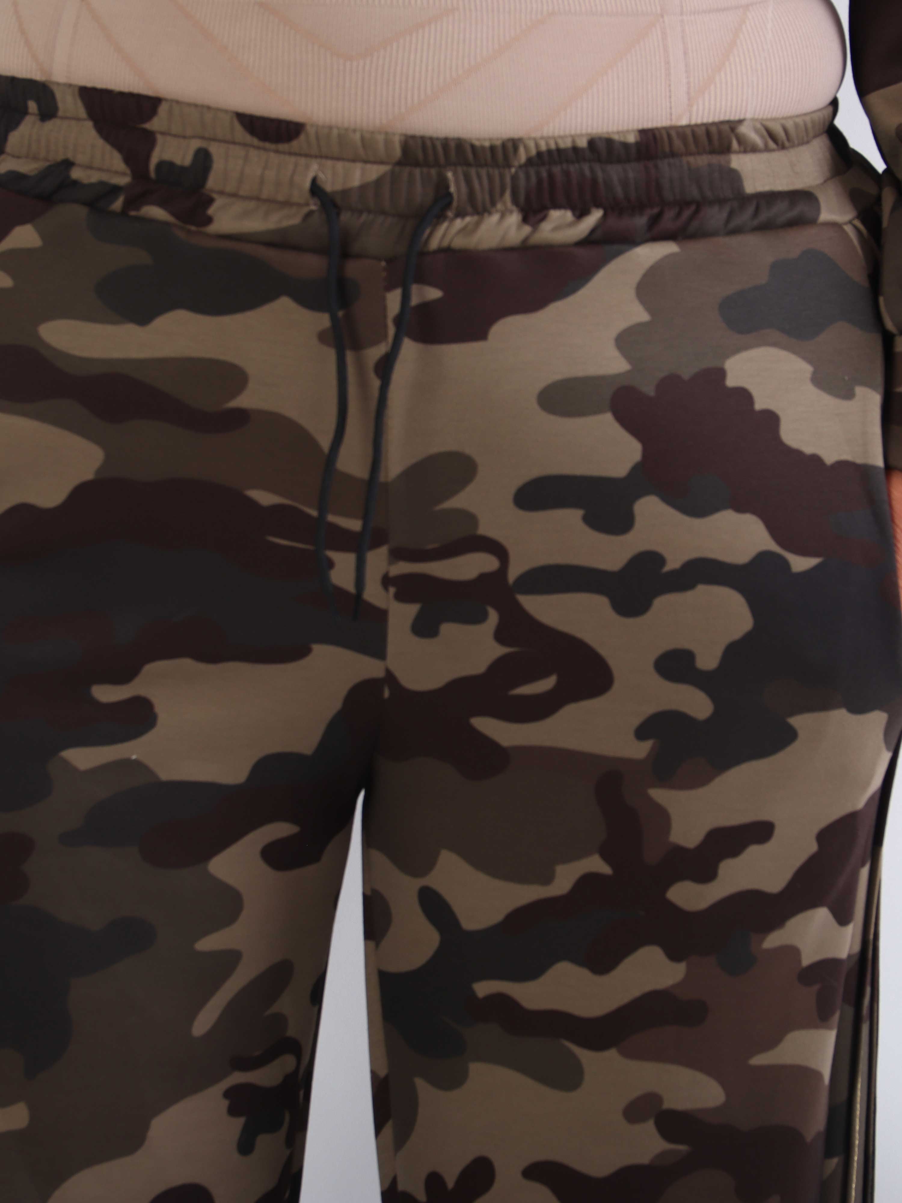 Dream Print - Plus size joggingsæt i viskose med forskelligt print og elegante gulddetaljer